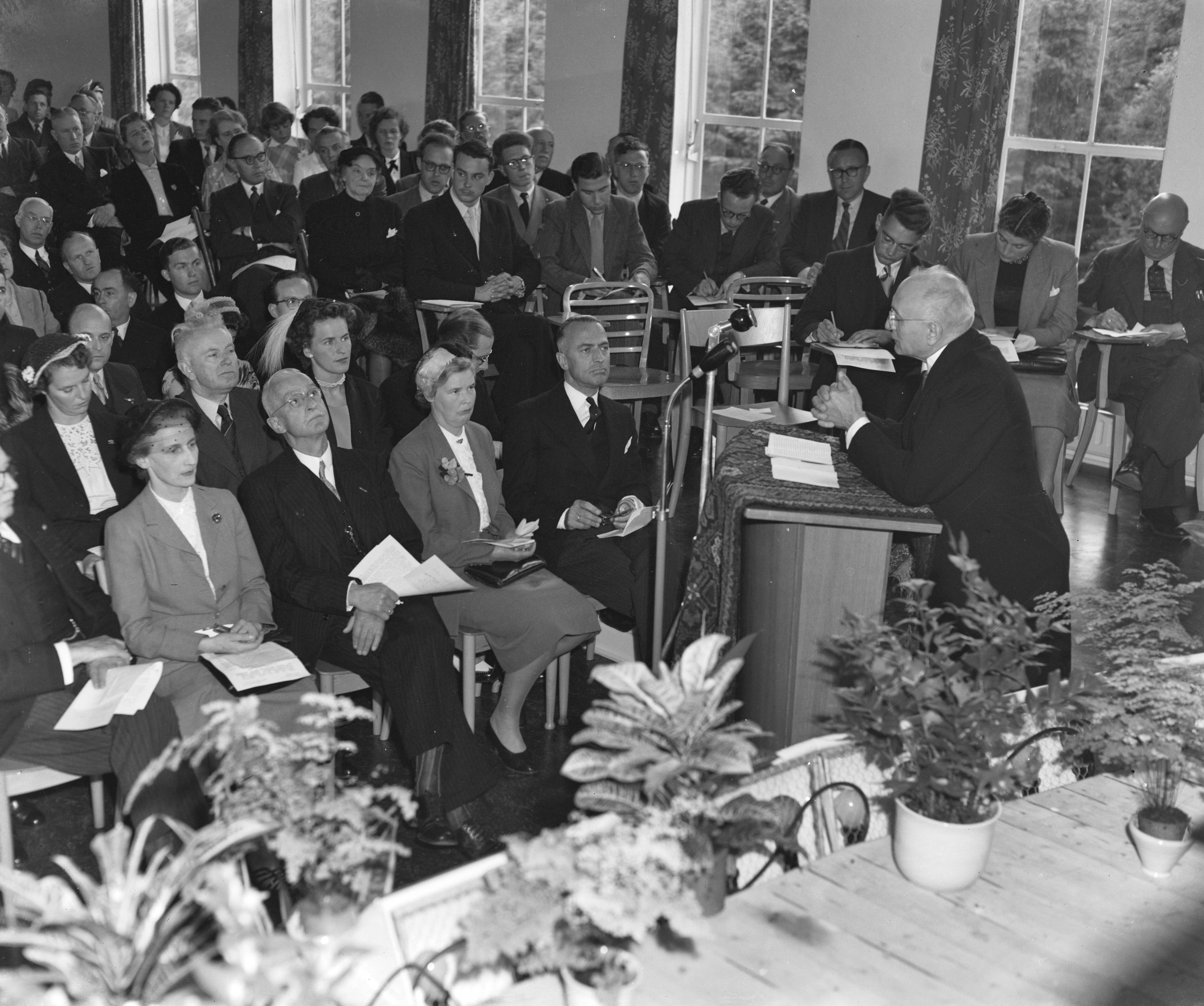 Opening Studenten Sanatorium Laren — Officiële opening van het Nederlandse Studenten Sanatorium Laren door minister van Onderwijs, Kunsten en Wetenschappen, prof. dr. F.J.Th. Rutten. Toespraak van prof. G.C. Heringa — Foto: Consenheim, Wim / Anefo. Licentie: Set B: Rechtenvrij / Publiek Domein. Bron: Nationaal Archief. http://hdl.handle.net/10648/a8fbaeea-d0b4-102d-bcf8-003048976d84