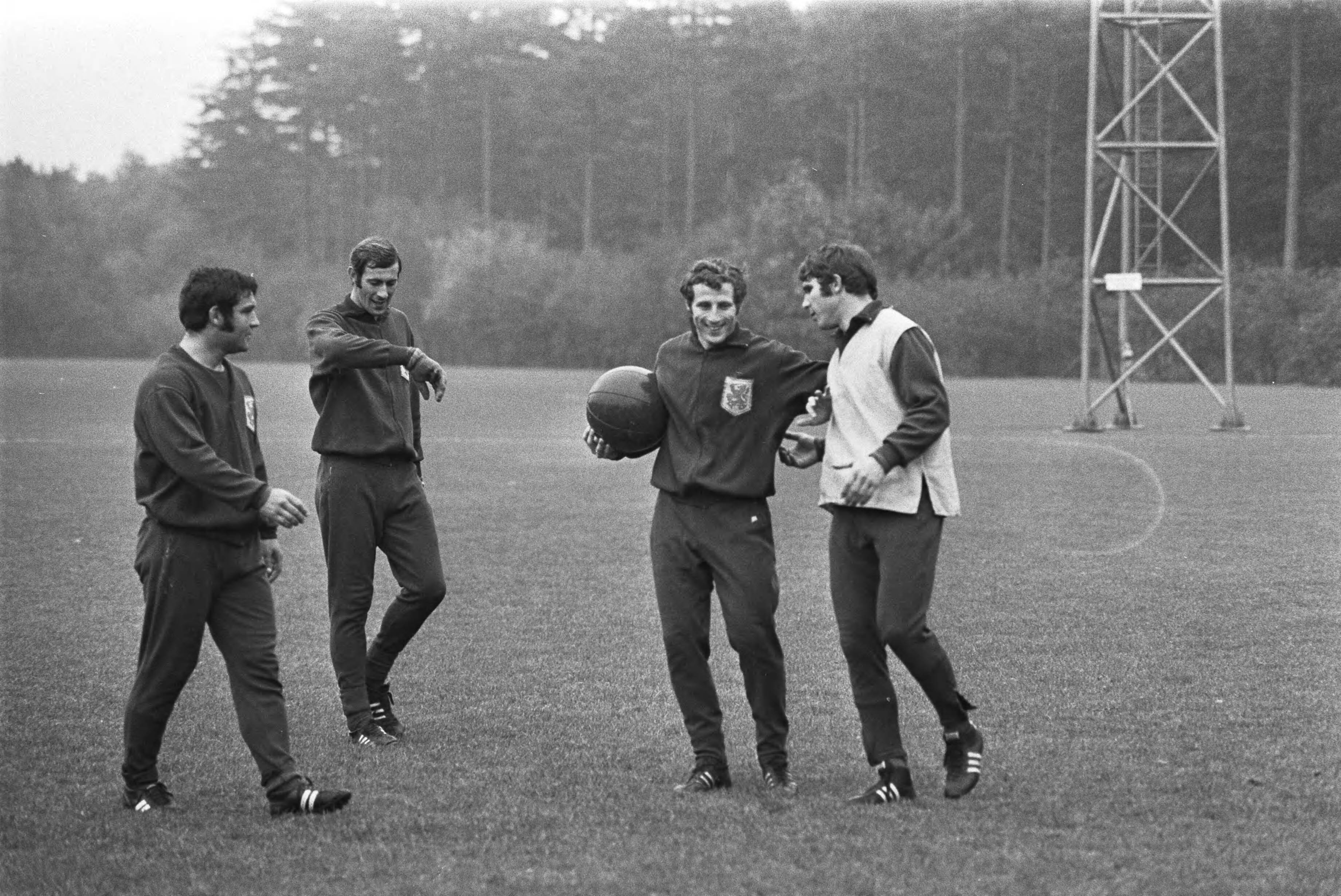 Fotocollectie Anefo — Selectie voor Nederlands elftal traint in KNVB-centrum, Zeist voor wedstrijd tegen Joegoslavie; training — Foto: Mieremet, Rob / Anefo. Licentie: Set B: Rechtenvrij / Publiek Domein. Bron: Nationaal Archief. http://hdl.handle.net/10648/aba5c4fa-d0b4-102d-bcf8-003048976d84