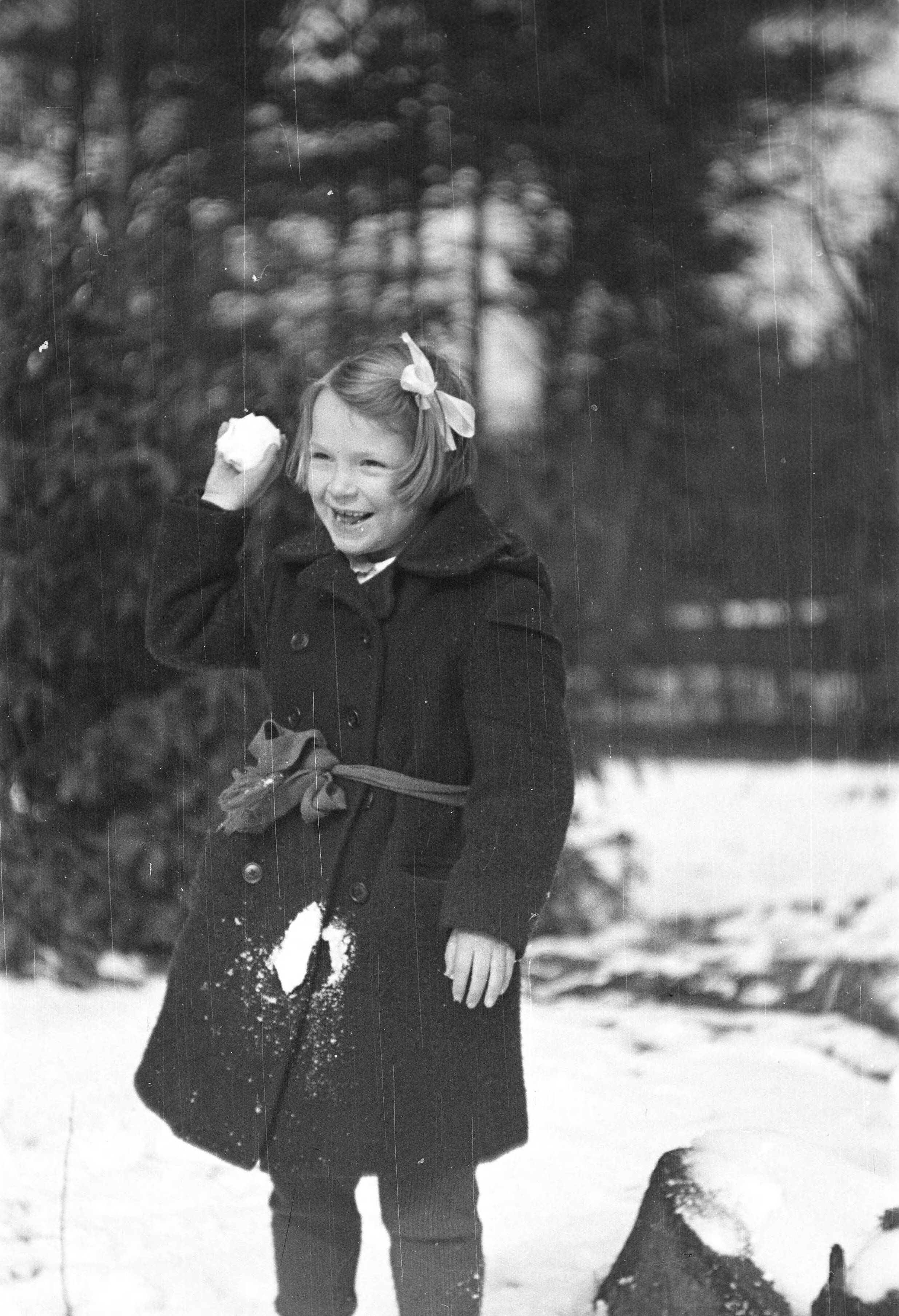 Fotocollectie Anefo — Prinses Irene op school [sneeuwballen gooien] — Foto: Raucamp, Koos / Anefo. Licentie: Set B: Rechtenvrij / Publiek Domein. Bron: Nationaal Archief. http://hdl.handle.net/10648/a8994b92-d0b4-102d-bcf8-003048976d84