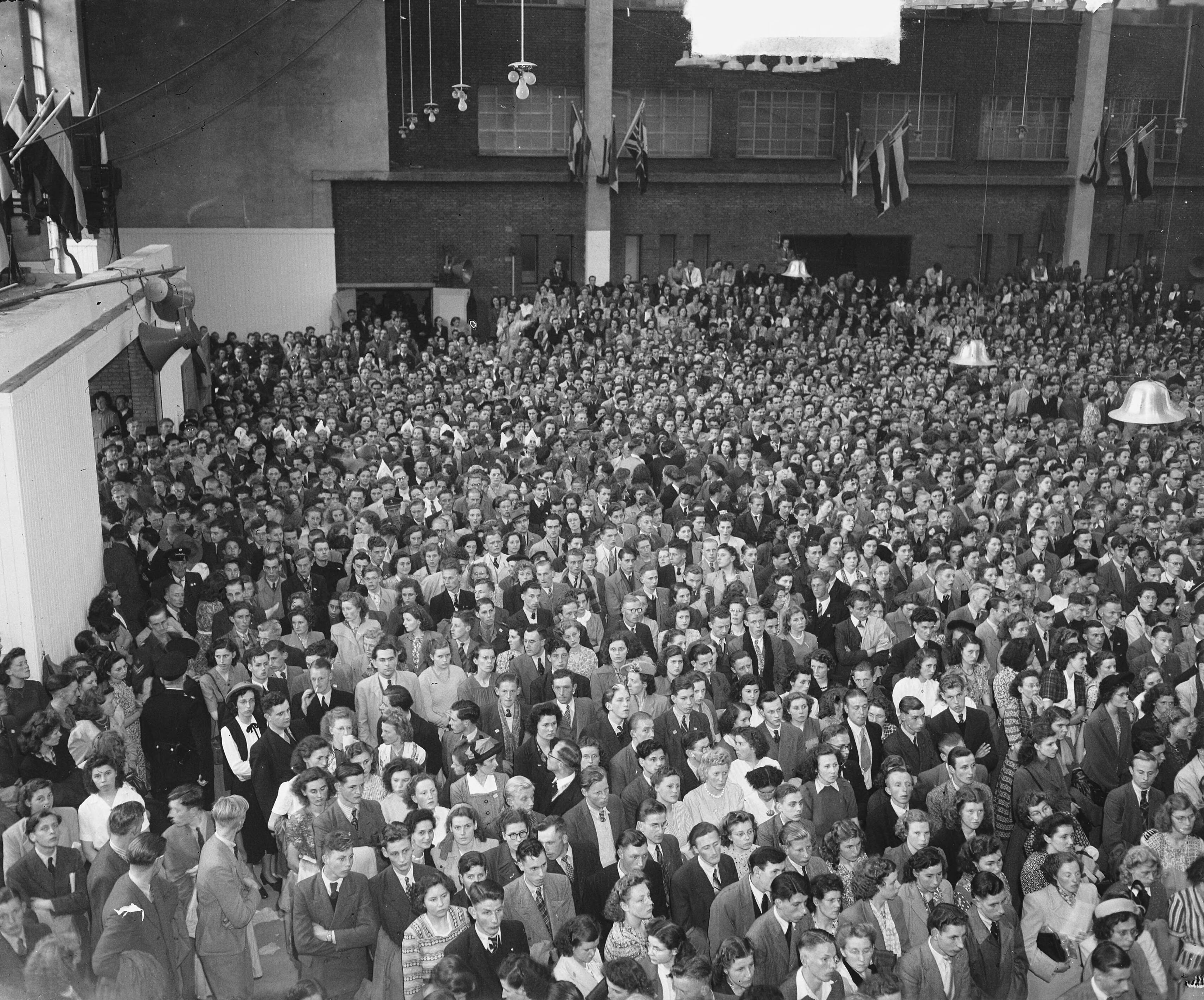 Fotocollectie Anefo — R. K. Jeugd in jaarbeurs Utrecht overzicht — Foto: Merk, Ben / Anefo. Licentie: Set B: Rechtenvrij / Publiek Domein. Bron: Nationaal Archief. http://hdl.handle.net/10648/a8c87ff2-d0b4-102d-bcf8-003048976d84