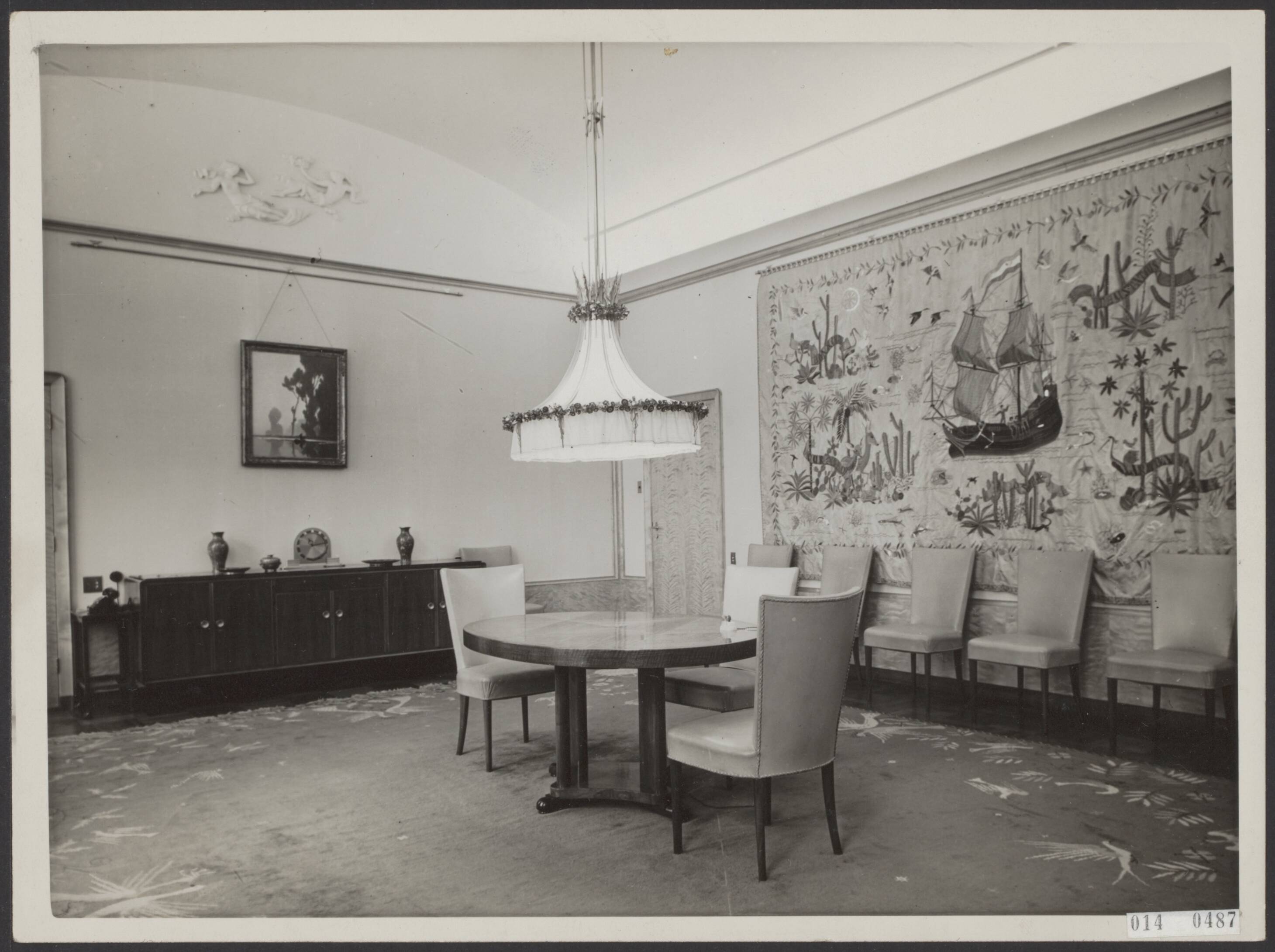 Fotocollectie Elsevier Binnenland — Serie interieur Paleis Soestdijk. Eetkamer in de nieuwe vleugel — Foto: N.V. Polygoon. Licentie: Set B: Rechtenvrij / Publiek Domein. Bron: Nationaal Archief. http://hdl.handle.net/10648/adb0c97a-d0b4-102d-bcf8-003048976d84