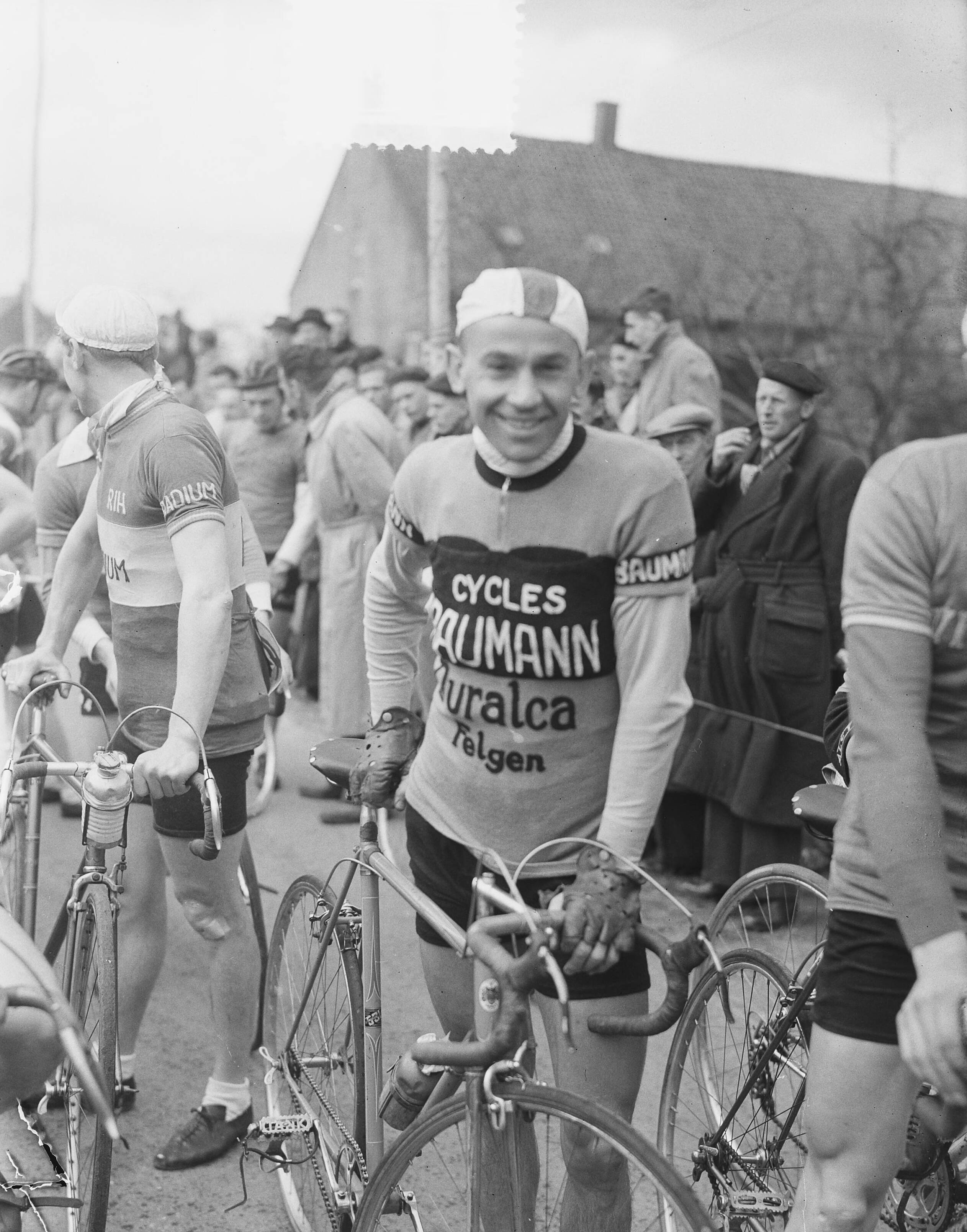 Ronde van Etten 1953 — Ronde Van Etten. Deelnemer Jan Lambrichts (uit Bunde in Zuid-Limburg) — Foto: Duinen, H. van / Anefo. Licentie: Set B: Rechtenvrij / Publiek Domein. Bron: Nationaal Archief. http://hdl.handle.net/10648/a909cbe2-d0b4-102d-bcf8-003048976d84