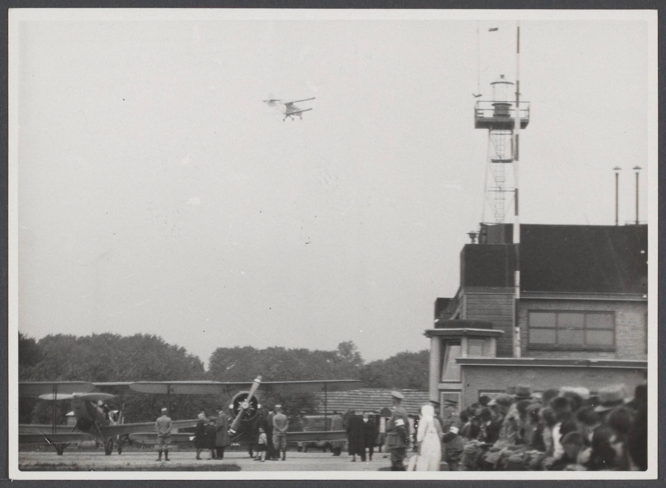 Vliegvelden - Nederland, Beek t/m Waalhaven — Luchtvaart (Ned.). Vliegveld Vlissingen — Foto: Fotograaf Onbekend / Spaarnestad. Licentie: Set B: Rechtenvrij / Publiek Domein. Bron: Nationaal Archief. http://hdl.handle.net/10648/0173c0d3-f38d-72e5-7cd2-4d0b7ad295cf