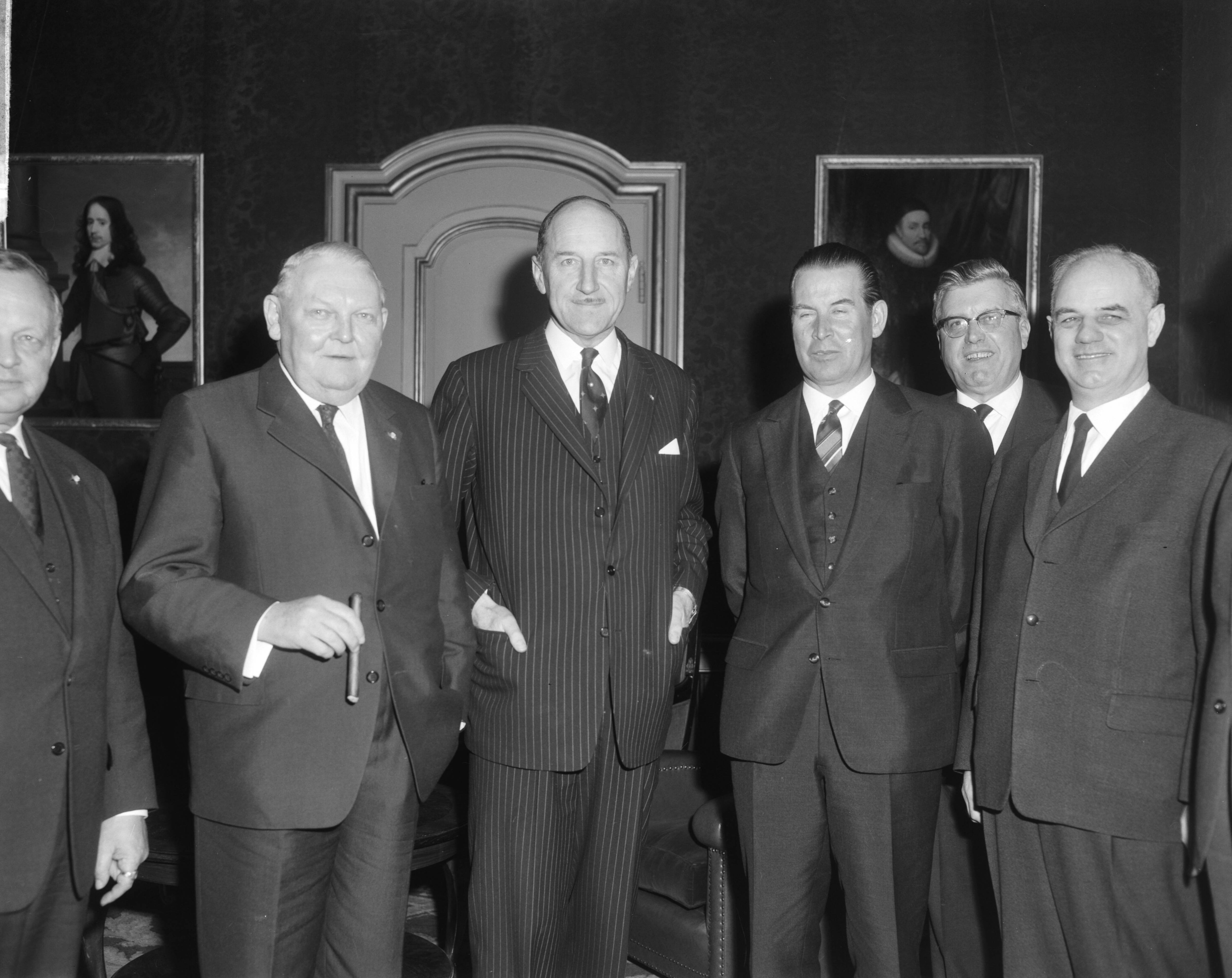 Fotocollectie Anefo — Bondskanselier Erhard en minister Schroder besprekingen gevoerd te Den Haag met Ministerie Van Buitenlandse Zaken — Foto: Bilsen, Joop van / Anefo. Licentie: Set B: Rechtenvrij / Publiek Domein. Bron: Nationaal Archief. http://hdl.handle.net/10648/aa5cc0d0-d0b4-102d-bcf8-003048976d84
