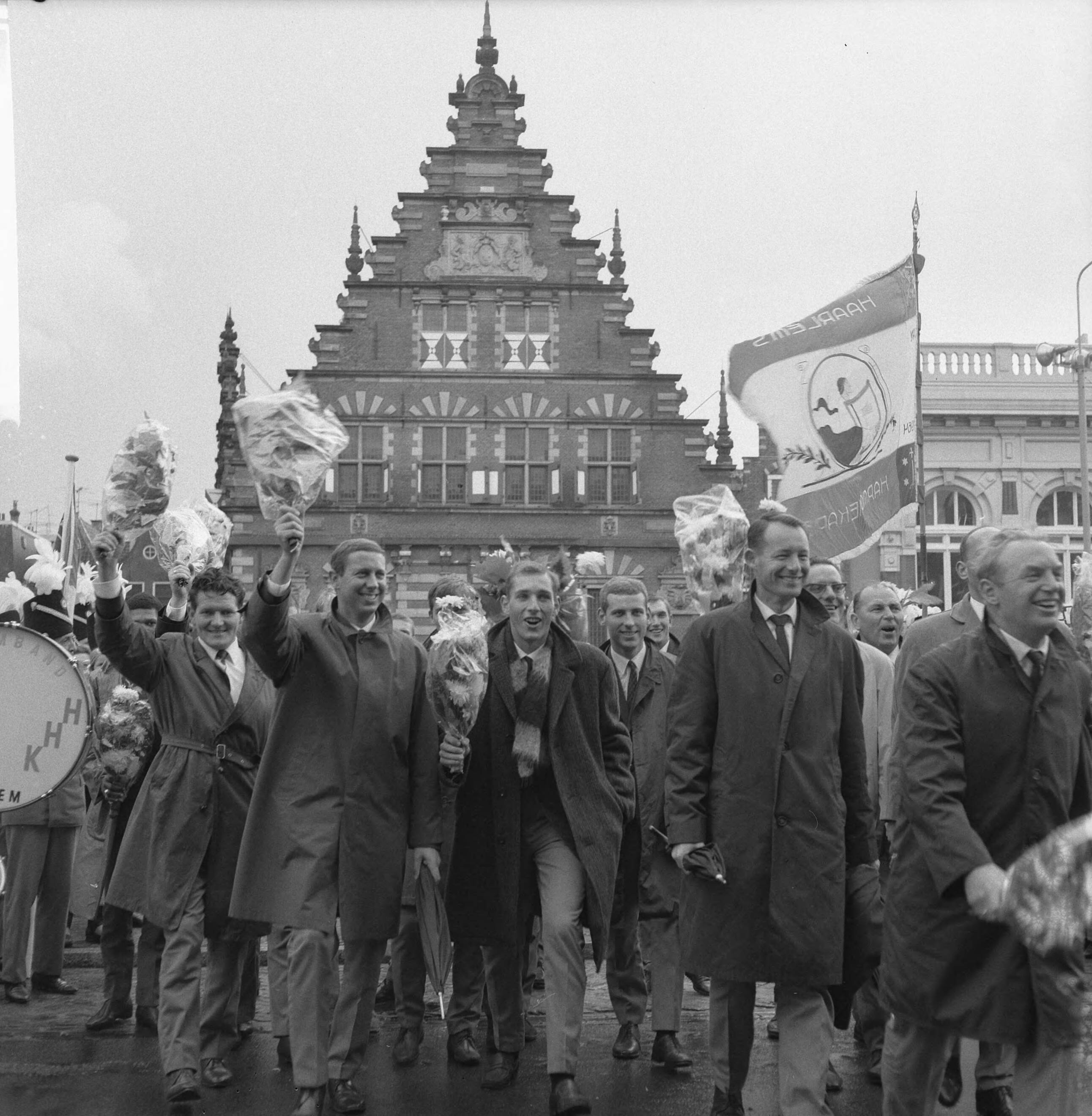 Fotocollectie Anefo — Haarlem Nicols nieuwe Nederlandse honkbalkampioen, op de Grote Markt na de rondrit door de stad — Foto: Kroon, Ron / Anefo. Licentie: Set B: Rechtenvrij / Publiek Domein. Bron: Nationaal Archief. http://hdl.handle.net/10648/aac14032-d0b4-102d-bcf8-003048976d84