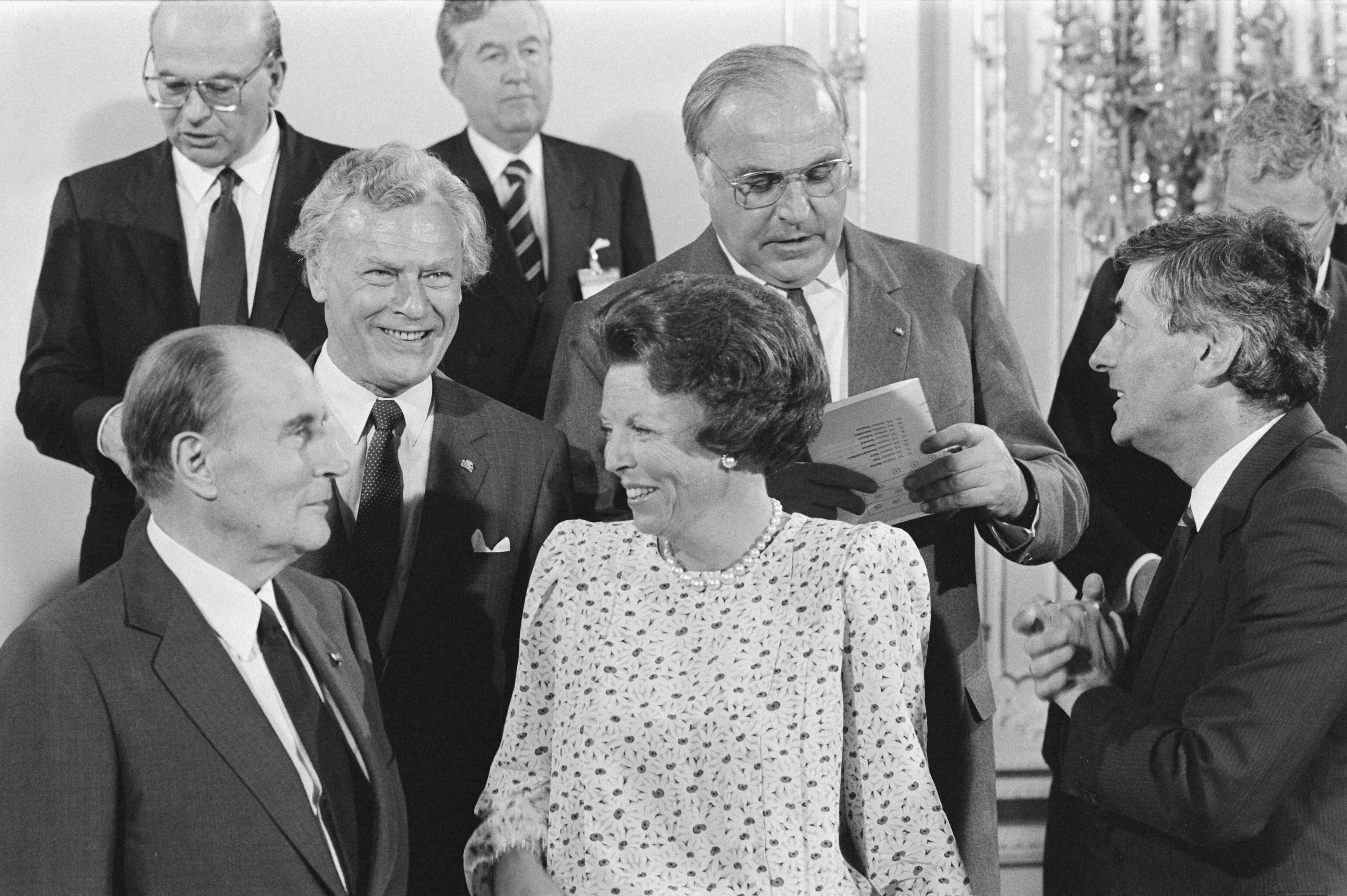Fotocollectie Anefo — EEG-top bijeen in Den Haag ; vlnr: Mitterand, koningin Beatrix, Kohl, Lubbers — Foto: Bogaerts, Rob / Anefo. Licentie: Set B: Rechtenvrij / Publiek Domein. Bron: Nationaal Archief. http://hdl.handle.net/10648/ad54d61a-d0b4-102d-bcf8-003048976d84