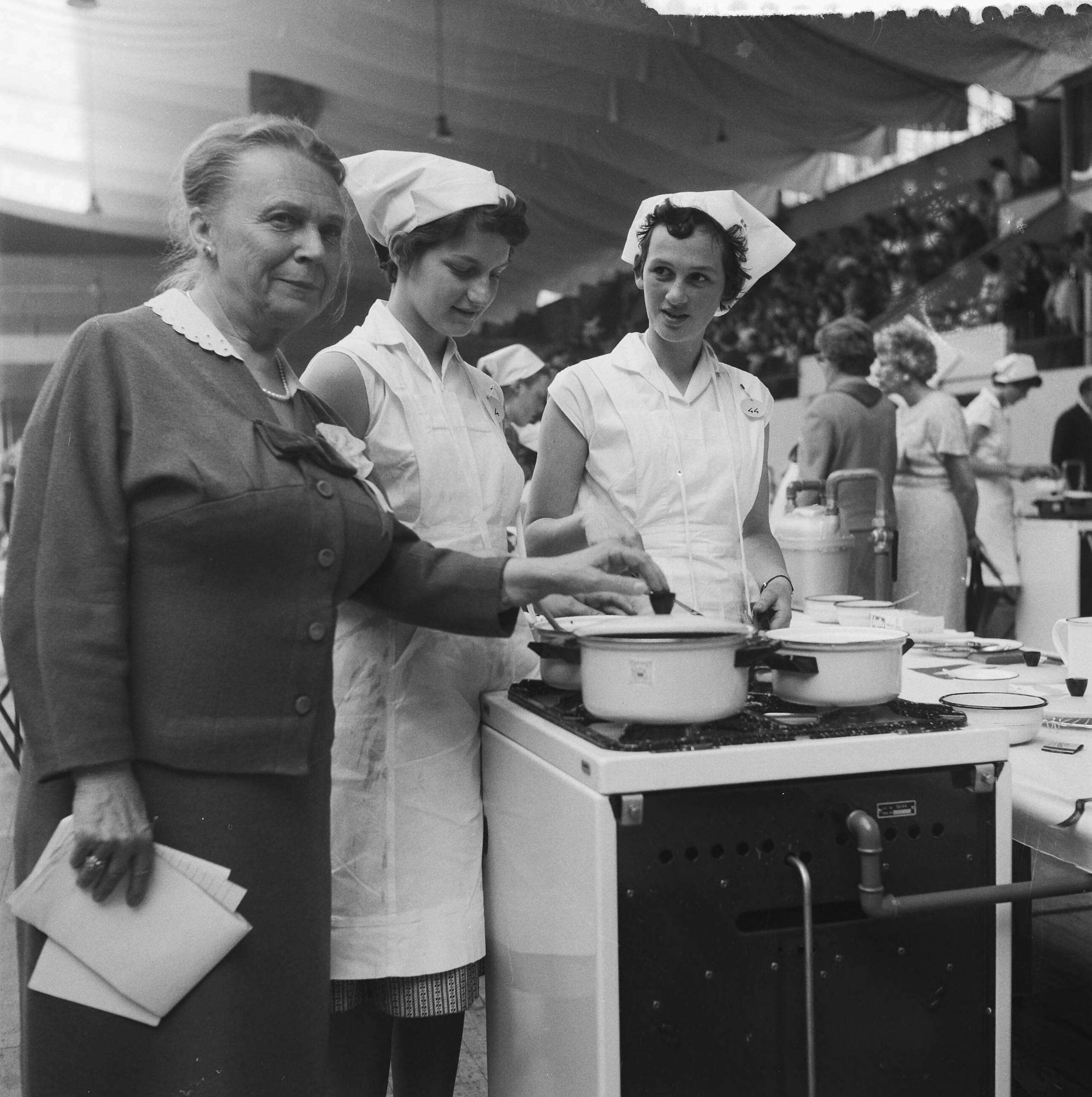 Fotocollectie Anefo — Kookwedstrijden Den Haag (opdracht B. K. te Kampen) — Foto: Bilsen, Joop van / Anefo. Licentie: Set B: Rechtenvrij / Publiek Domein. Bron: Nationaal Archief. http://hdl.handle.net/10648/a9d294be-d0b4-102d-bcf8-003048976d84