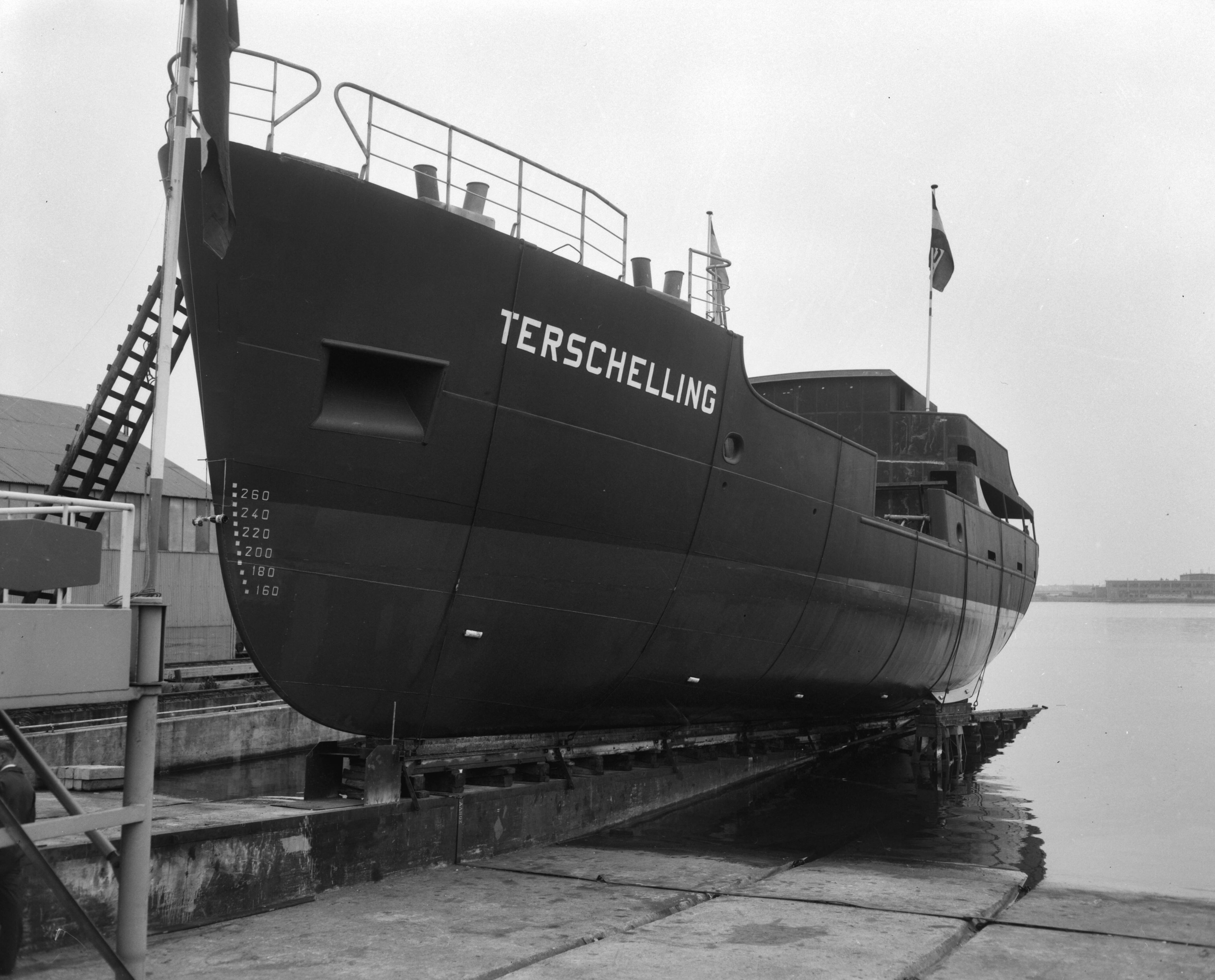 Tewaterlating betonningsvaartuig "Terschelling" — Tewaterlating betonningsvaartuig "Terschelling" op de scheepswerf Achtersluispolder van de Zaanlandse Scheepsbouw Maatschappij (Z.S.M.) — Foto: Bilsen, Joop van / Anefo. Licentie: Set B: Rechtenvrij / Publiek Domein. Bron: Nationaal Archief. http://hdl.handle.net/10648/aa468a36-d0b4-102d-bcf8-003048976d84