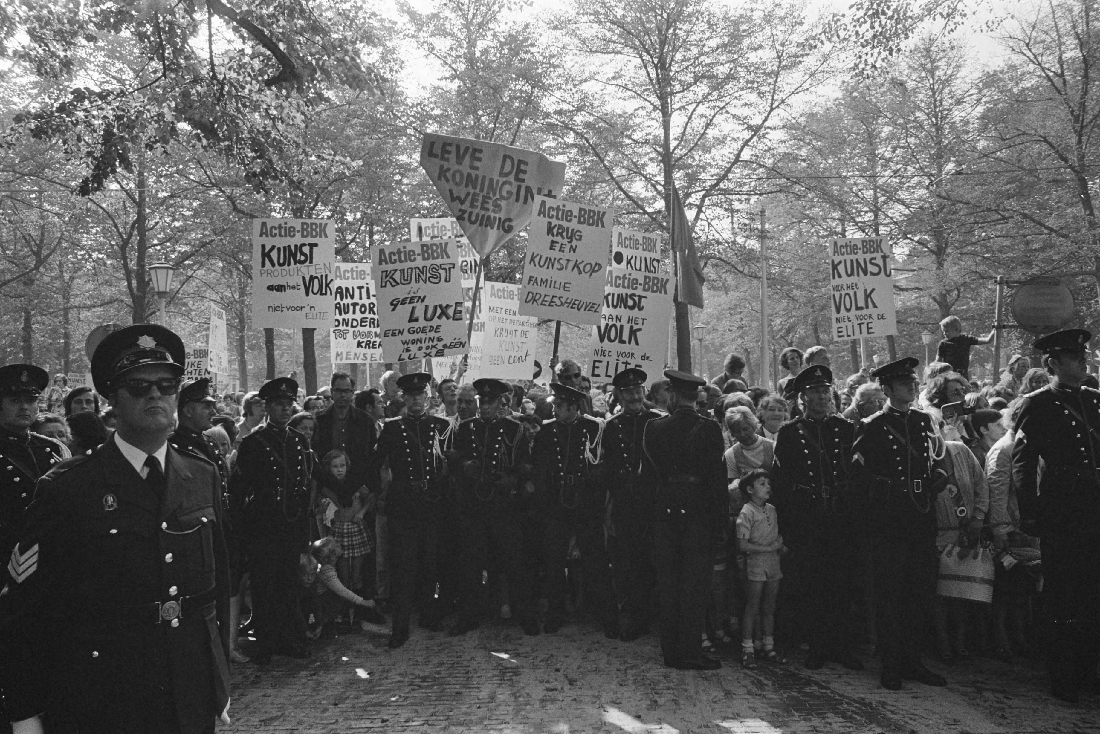 Fotocollectie Anefo — BBK ( Beroepsvereniging Beeldende Kunstenaars ), leden met protestborden langs route Gouden Koets , Den Haag — Foto: Verhoeff, Bert / Anefo. Licentie: Set B: Rechtenvrij / Publiek Domein. Bron: Nationaal Archief. http://hdl.handle.net/10648/abcfafb8-d0b4-102d-bcf8-003048976d84