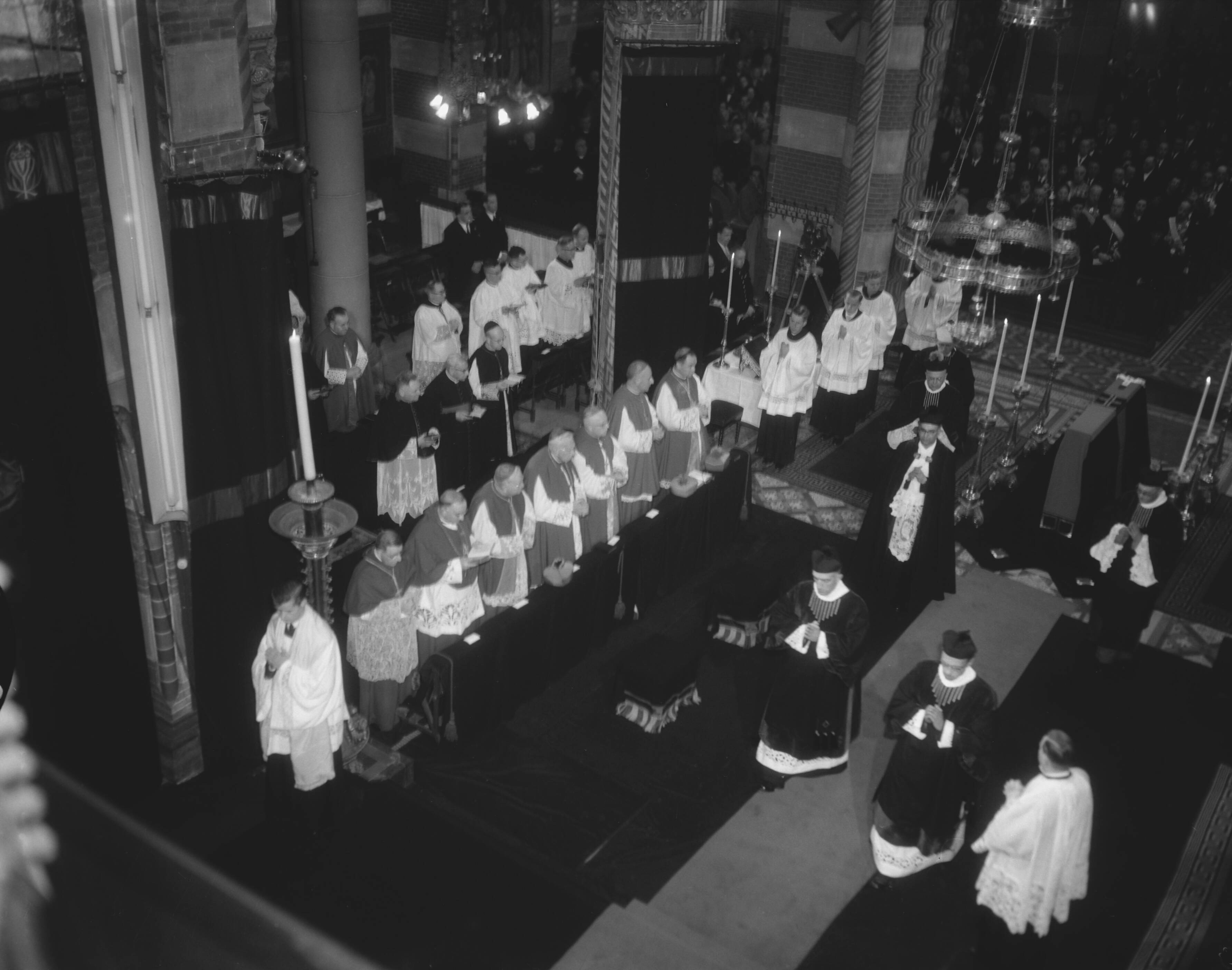 Fotocollectie Anefo — Pontificale requiemmis voor wijlen paus Pius XII in de St. Jacobskerk te Den Haag, opgedragen door aartsbisschop B.J. Alfrink — Foto: Pot, Harry / Anefo. Licentie: Set B: Rechtenvrij / Publiek Domein. Bron: Nationaal Archief. http://hdl.handle.net/10648/a9869280-d0b4-102d-bcf8-003048976d84