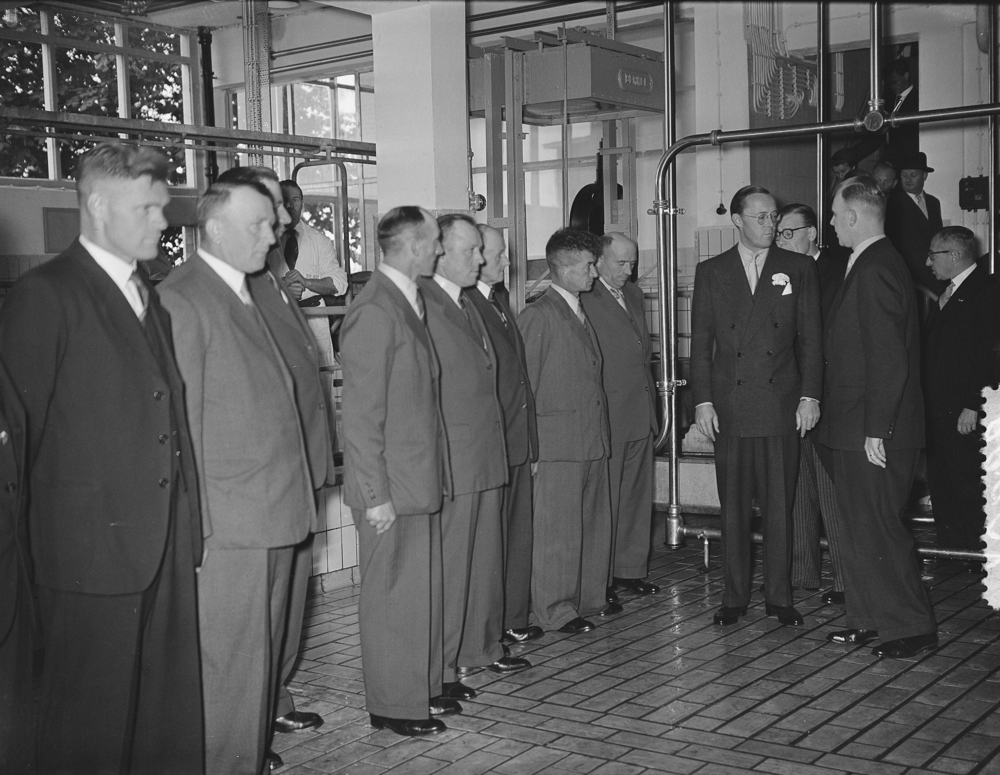 Prins Bernhard bezoekt West-Brabant — Prins Bernhard bezoekt industriegebied Etten-Leur. Bezoek aan Coop. Zuivelfabriek "De Hoop" te Etten — Foto: Bilsen, Joop van / Anefo. Licentie: Set B: Rechtenvrij / Publiek Domein. Bron: Nationaal Archief. http://hdl.handle.net/10648/a93c270e-d0b4-102d-bcf8-003048976d84