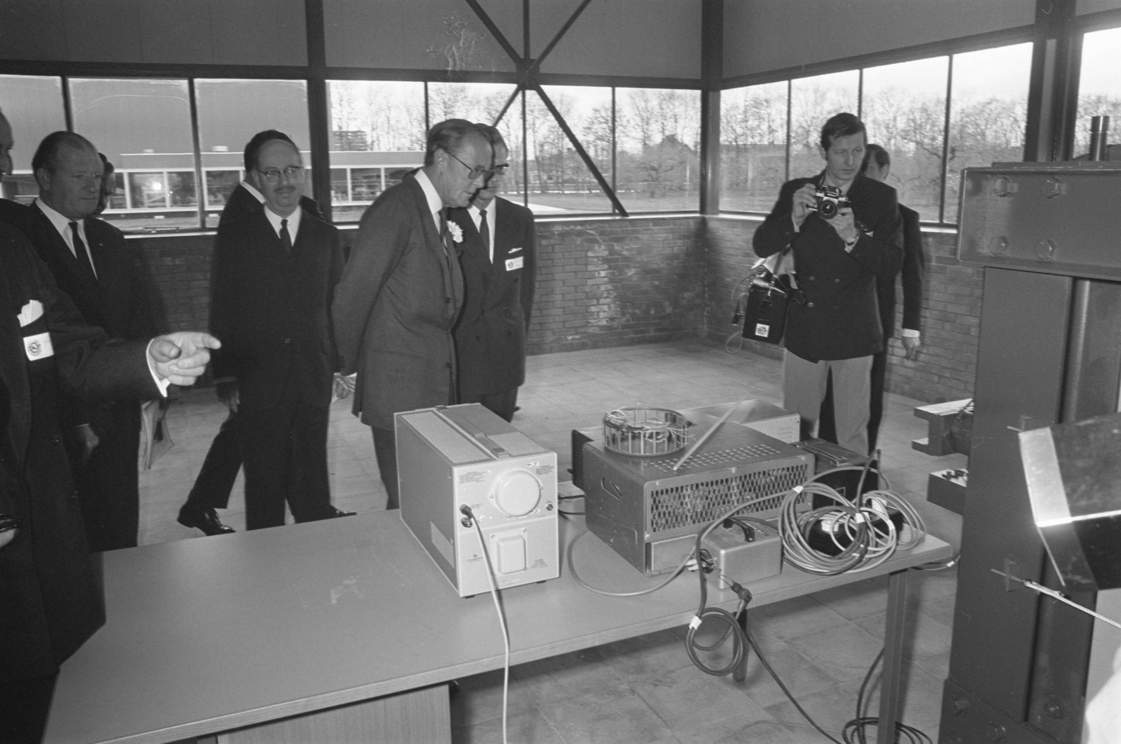 Opening van A. B. Svenska Kullagerfabriken Research Centre te Jutphaas door Prins Bernhard en prins Bert van Zweden — Prins Bernhard en prins Bert van Zweden tijdens rondleiding — Foto: Fotograaf Onbekend / Anefo. Licentie: Set B: Rechtenvrij / Publiek Domein. Bron: Nationaal Archief. http://hdl.handle.net/10648/abe7628e-d0b4-102d-bcf8-003048976d84