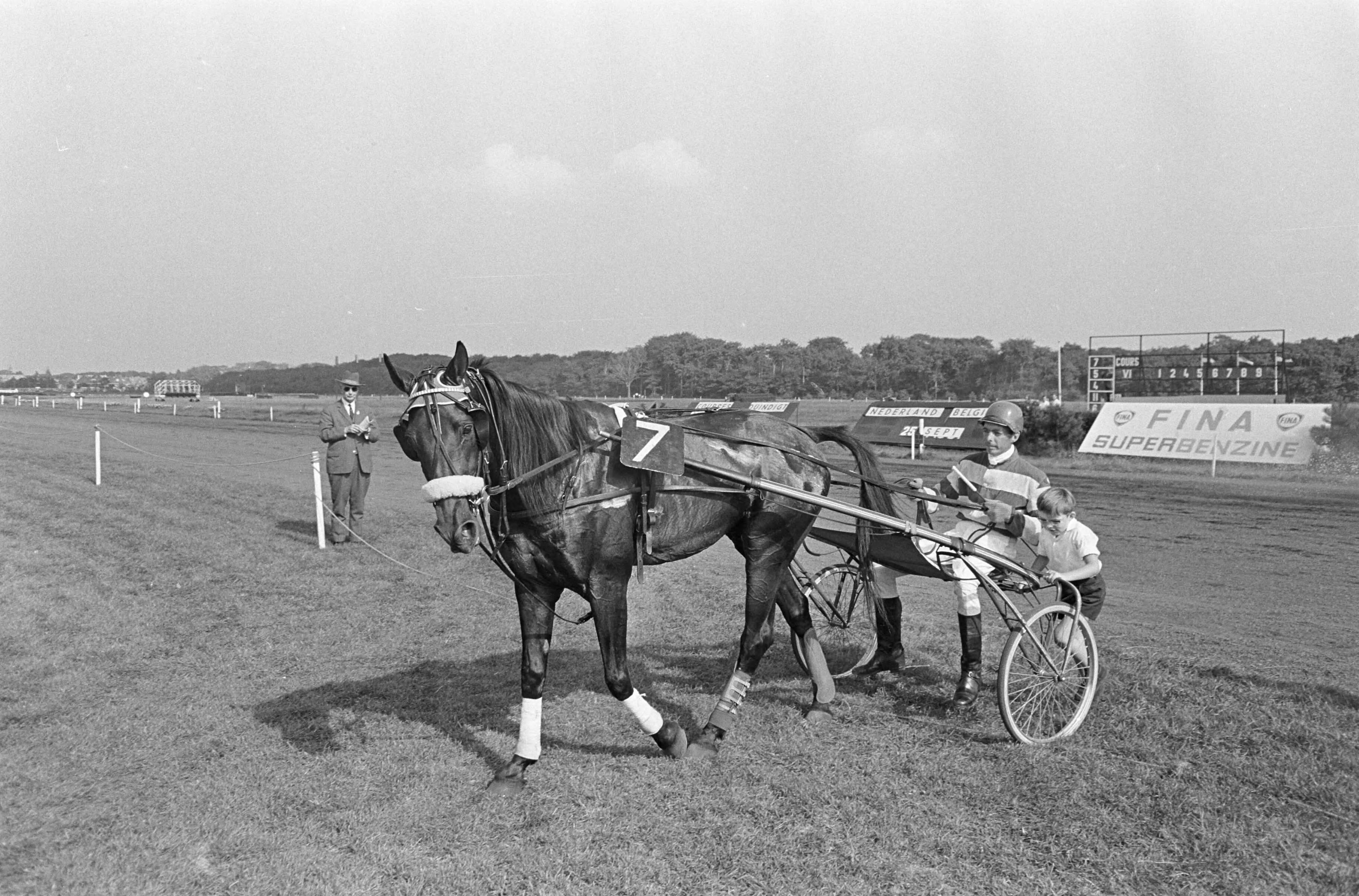 Fotocollectie Anefo — Draverij te Duindigt, Kampioenschap van Nederland, Quicksilver S met krans om nek en J. Wagenaar jr. — Foto: Nijs, Jac. de / Anefo. Licentie: Set B: Rechtenvrij / Publiek Domein. Bron: Nationaal Archief. http://hdl.handle.net/10648/aaf70366-d0b4-102d-bcf8-003048976d84
