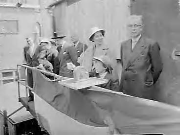 Fotocollectie Anefo — Tewaterlating vrachtschip "Spolanda" bij de Zaanlandsche Scheepsbouwmaatschappij te Zaandam. De doopplechtigheid werd verricht door mej. Danielle Smith, dochter van een van de commissarissen van rederij Spoorhout — Foto: Bilsen, Joop van / Anefo. Licentie: Set B: Rechtenvrij / Publiek Domein. Bron: Nationaal Archief. http://hdl.handle.net/10648/a97d2a10-d0b4-102d-bcf8-003048976d84