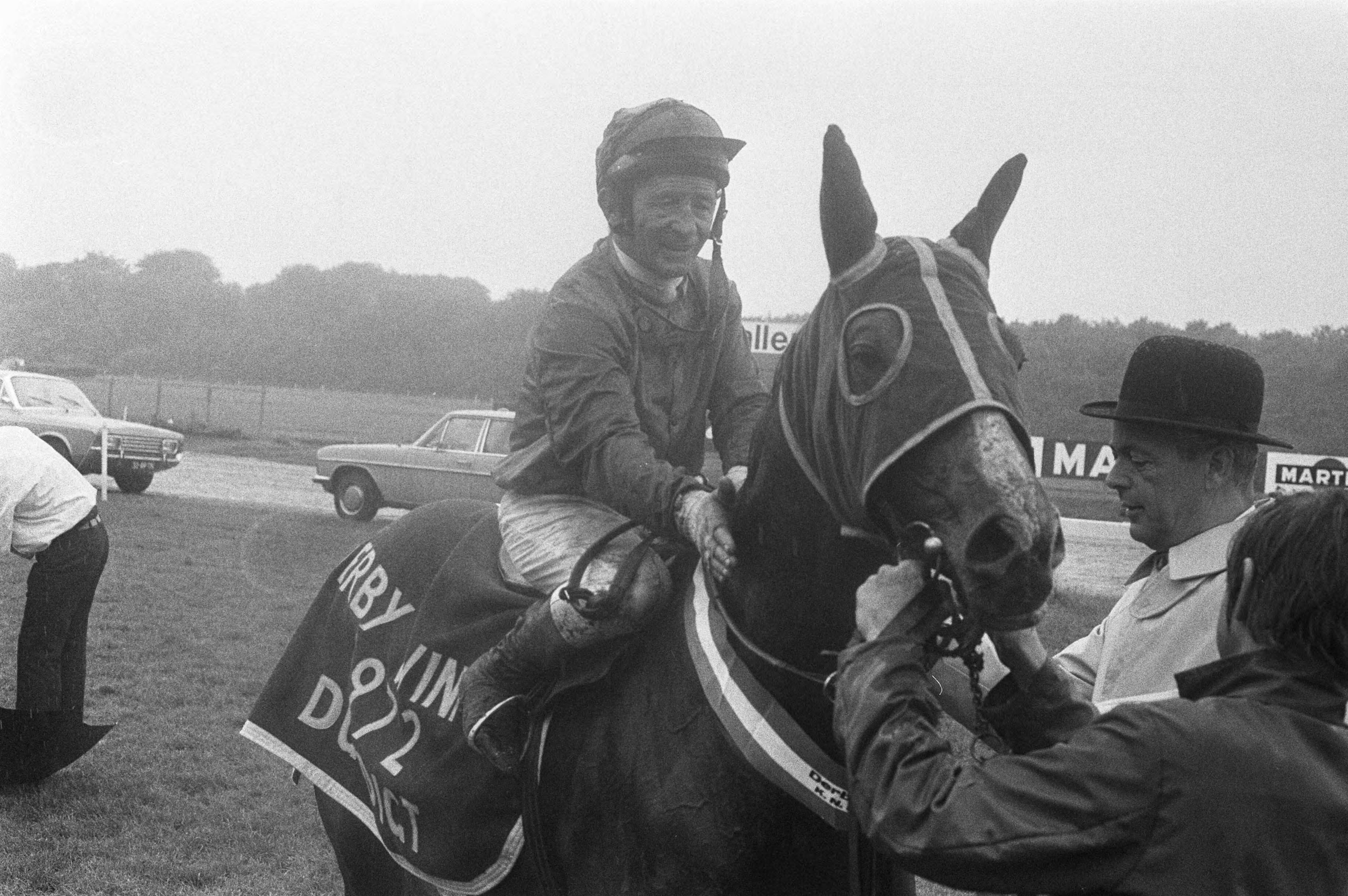 Fotocollectie Anefo — Derby te Duindigt, Sasquatsch met jockey Durr na de race — Foto: Verhoeff, Bert / Anefo. Licentie: Set B: Rechtenvrij / Publiek Domein. Bron: Nationaal Archief. http://hdl.handle.net/10648/abef0e08-d0b4-102d-bcf8-003048976d84