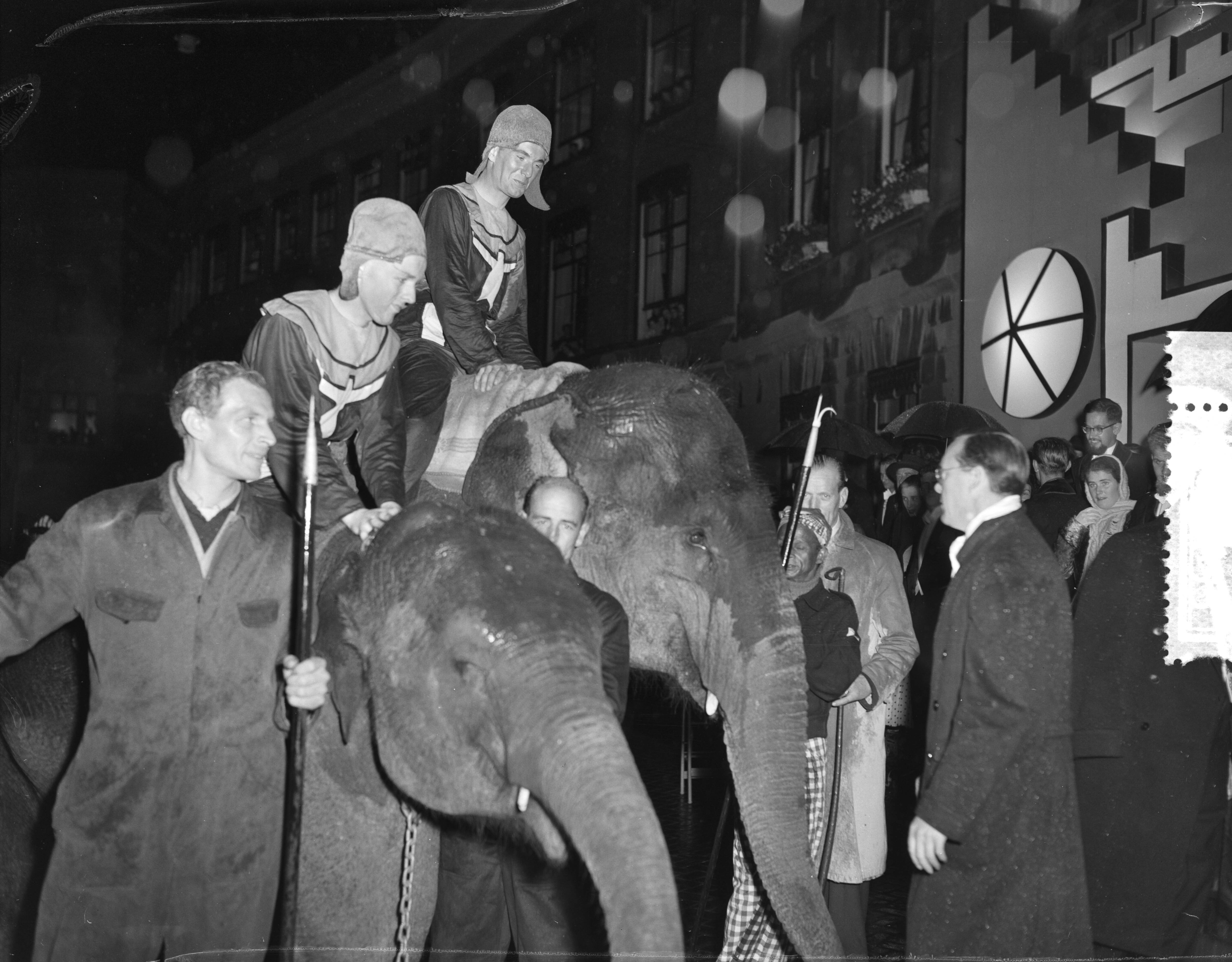 Lustrum USC Utrecht (1956) — USC-lustrumspel "Xerxes" — Foto: Bilsen, Joop van / Anefo. Licentie: Set B: Rechtenvrij / Publiek Domein. Bron: Nationaal Archief. http://hdl.handle.net/10648/a94b3686-d0b4-102d-bcf8-003048976d84