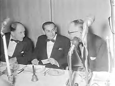 Fotocollectie Anefo — Diner van de Buitenlandse Persvereniging in het Kurhaus te Scheveningen. Vlnr de minister van Buitenlandse Zaken, mr. J.M.A.H. Luns, de voorzitter van de Buitenlandse Persvereniging H.M. Bleich en de voorzitter van de Europese Commissie, prof. dr. Walter Hallstein — Foto: Bilsen, Joop van / Anefo. Licentie: Set B: Rechtenvrij / Publiek Domein. Bron: Nationaal Archief. http://hdl.handle.net/10648/a98c9ff4-d0b4-102d-bcf8-003048976d84