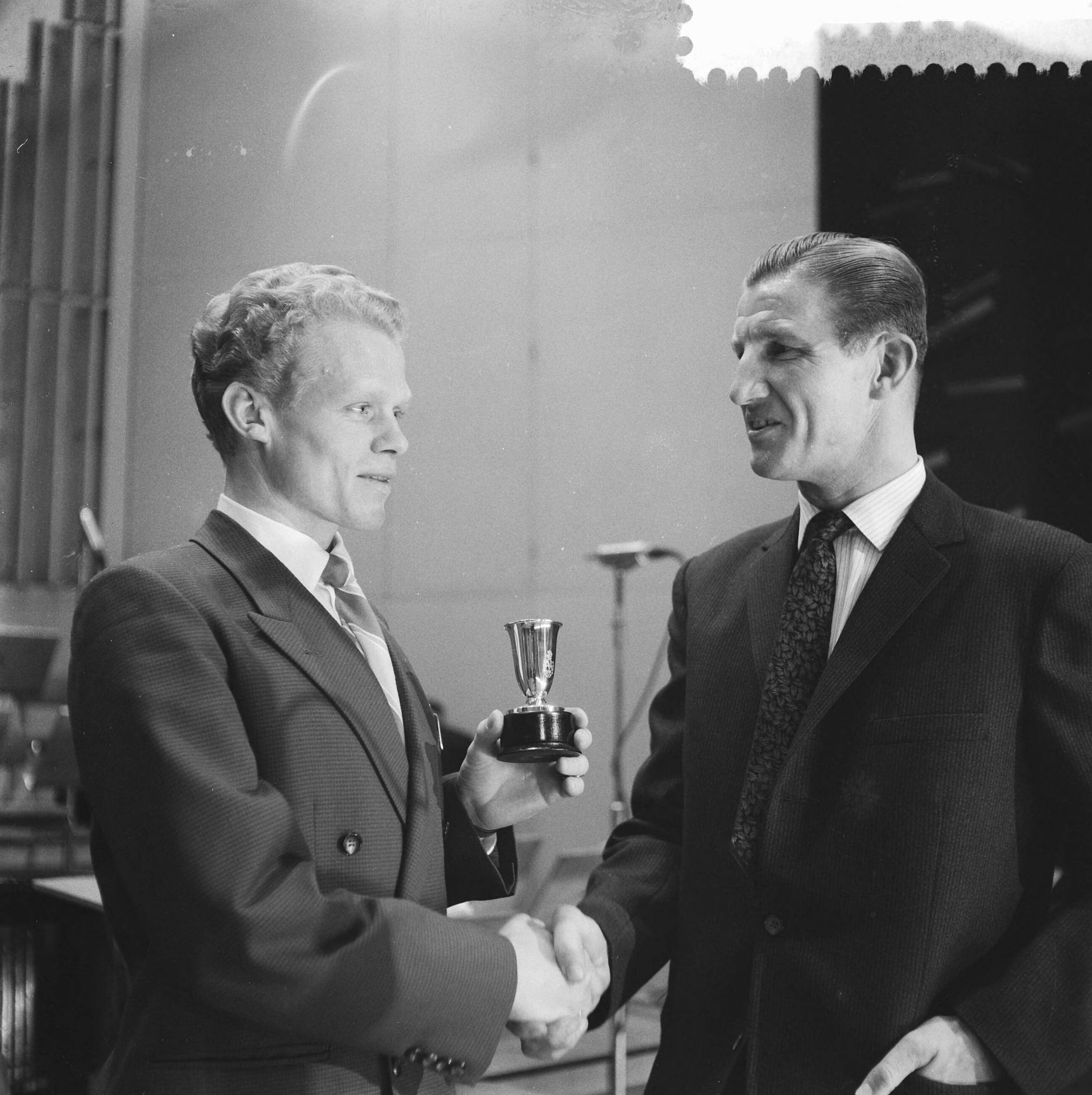 Fotocollectie Anefo — Verkiezing Sportman, Sportvrouw en Sportstad van het jaar. links welrenner Arie van Houwelingen en rechts oud-wielrenner Gerrit Schulte — Foto: Lindeboom, Henk / Anefo. Licentie: Set B: Rechtenvrij / Publiek Domein. Bron: Nationaal Archief. http://hdl.handle.net/10648/a9a4e15e-d0b4-102d-bcf8-003048976d84