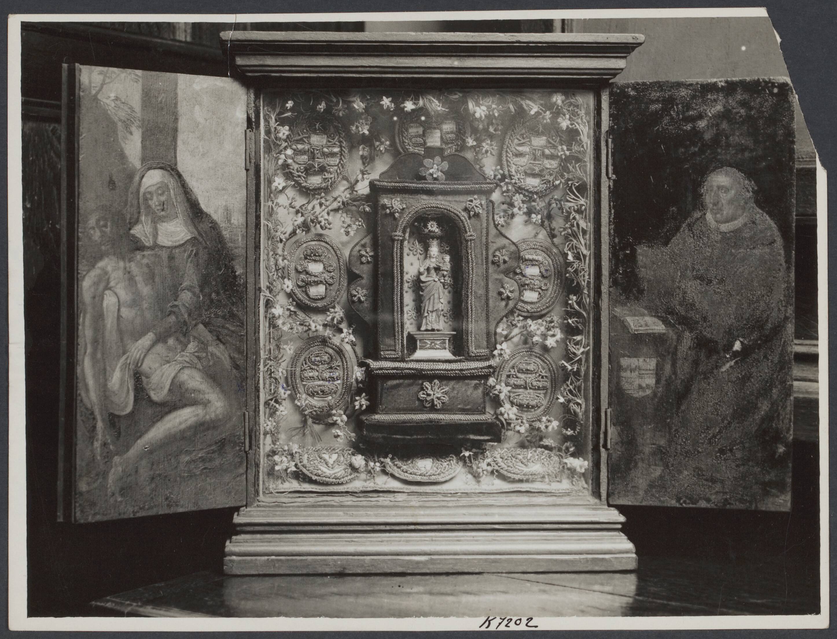 Mechelen — Mechelen. Besloten hofje uit de collectie van het Schepenhuis — Foto: Onbekend / Publiek Domein of Rechtenvrij. Licentie: Set B: Rechtenvrij / Publiek Domein. Bron: Nationaal Archief. http://hdl.handle.net/10648/4a55e972-b5d7-92e0-810b-fb3f661f8171