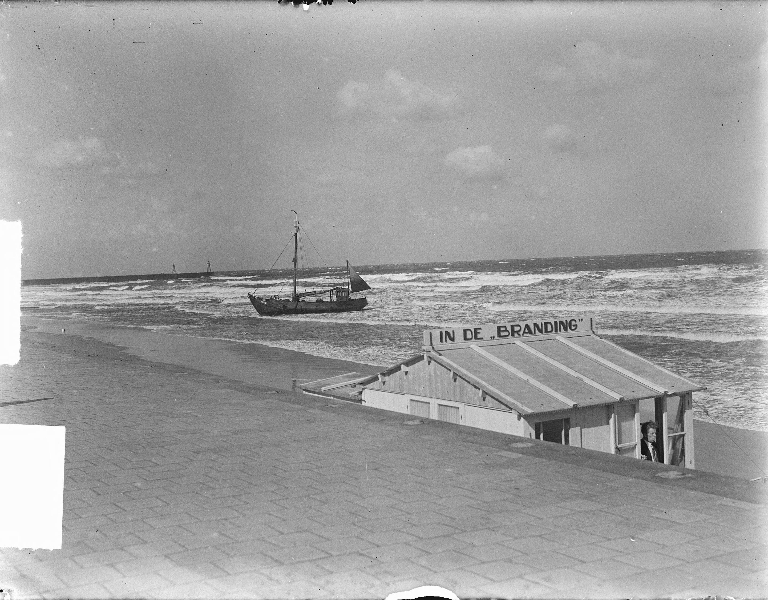 Fotocollectie Anefo — Botter Katwijk 66 ("Aaltje") bij Scheveningen gestrand — Foto: Winterbergen, Rolf / Anefo. Licentie: Set B: Rechtenvrij / Publiek Domein. Bron: Nationaal Archief. http://hdl.handle.net/10648/a8daf556-d0b4-102d-bcf8-003048976d84