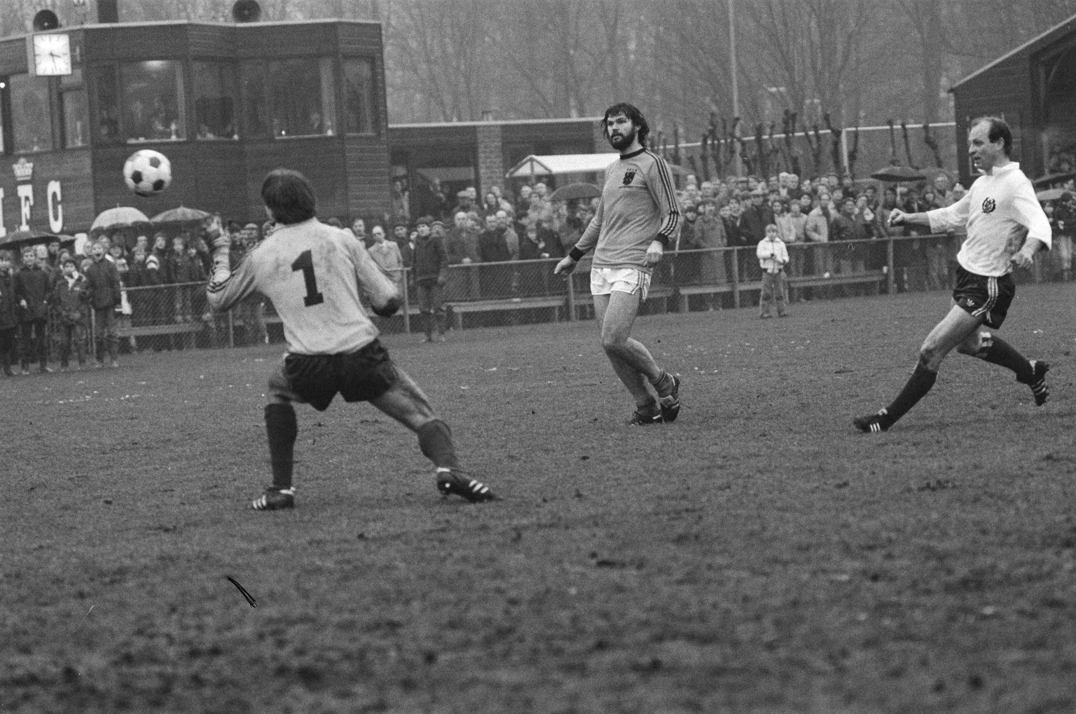 Fotocollectie Anefo — Voetbal tussen KHFC tegen oud-internationals in Haarlem. Barry Hulshoff — Foto: Dijk, Hans van / Anefo. Licentie: Set B: Rechtenvrij / Publiek Domein. Bron: Nationaal Archief. http://hdl.handle.net/10648/ad0c776c-d0b4-102d-bcf8-003048976d84