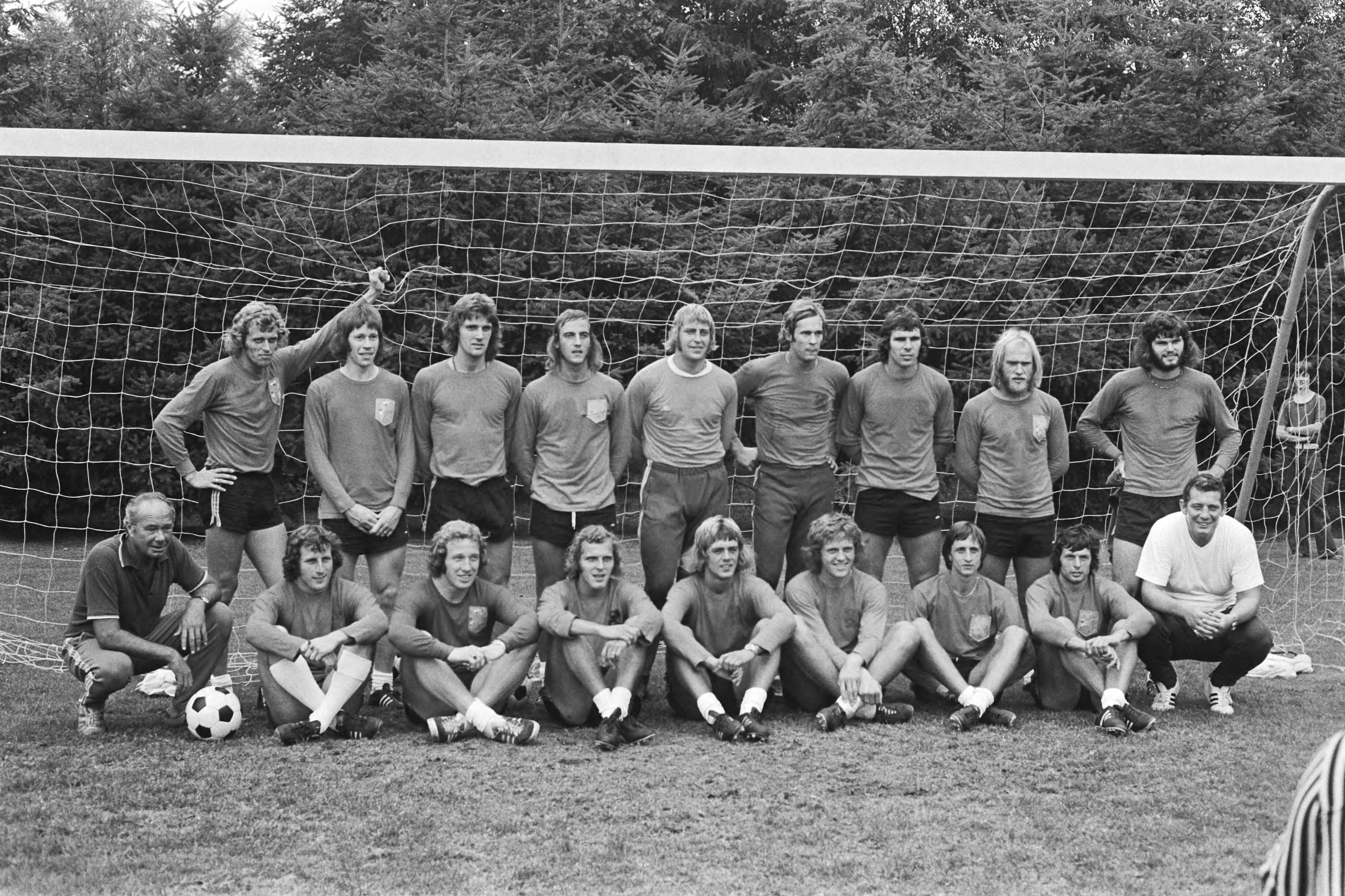 Fotocollectie Anefo — Nederlands elftal traint in Zeist, selectie Nederlands elftal — Foto: Peters, Hans / Anefo. Licentie: Set B: Rechtenvrij / Publiek Domein. Bron: Nationaal Archief. http://hdl.handle.net/10648/ac348186-d0b4-102d-bcf8-003048976d84
