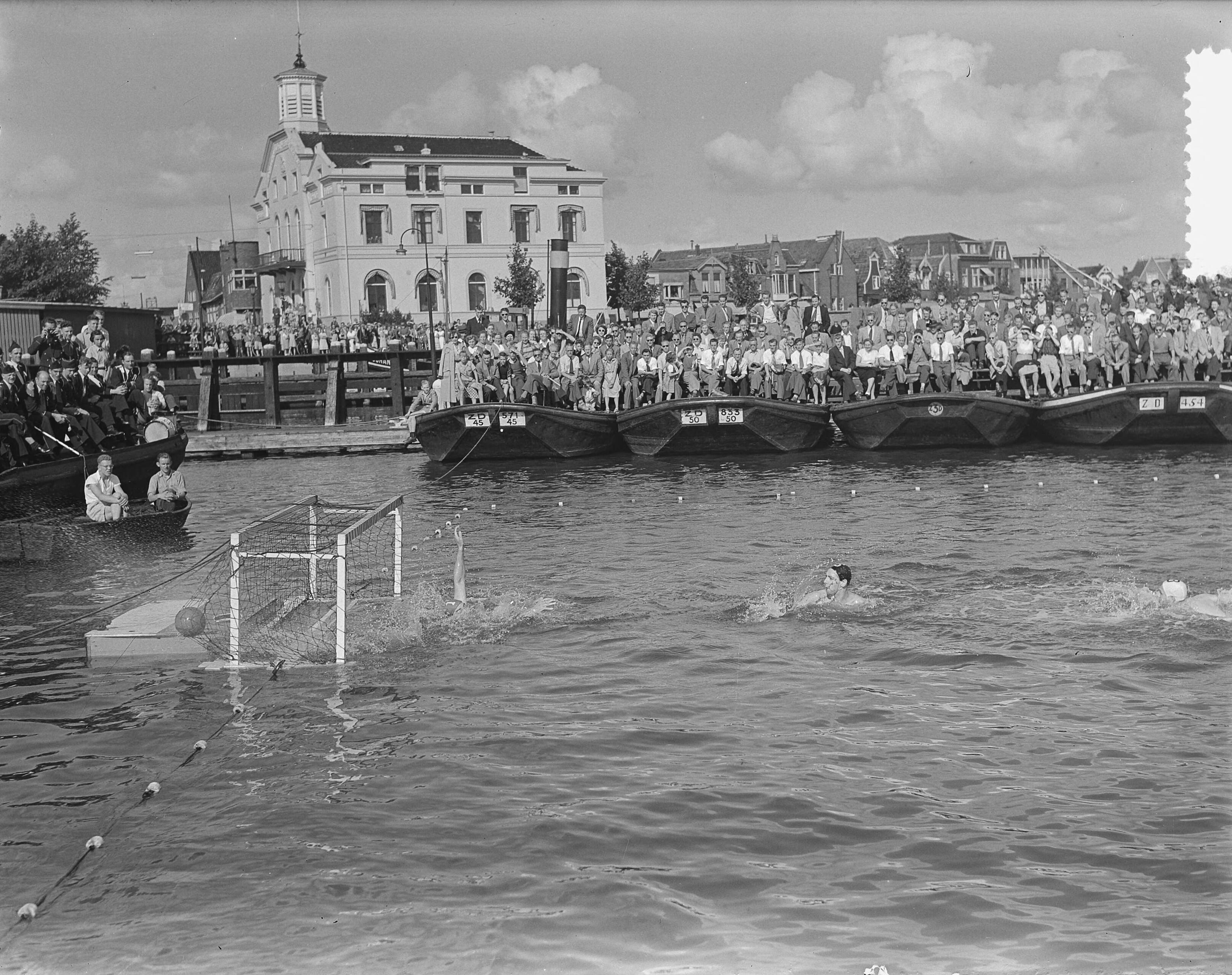 Fotocollectie Anefo — Waterpolo. Nederland tegen België 7-5. Spelmomenten — Foto: Noske, J.D. / Anefo. Licentie: Set B: Rechtenvrij / Publiek Domein. Bron: Nationaal Archief. http://hdl.handle.net/10648/a910647a-d0b4-102d-bcf8-003048976d84
