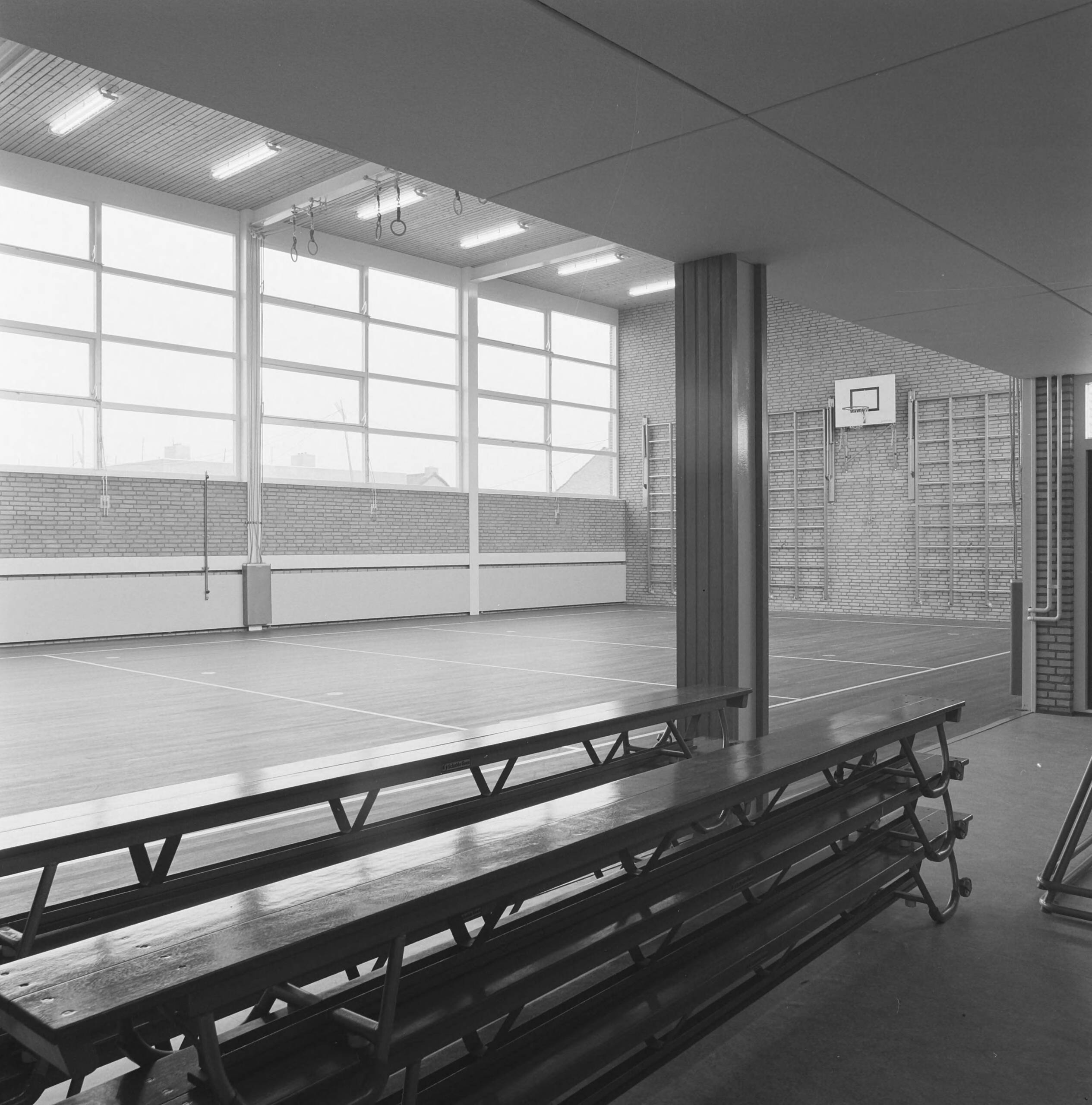 Fotocollectie Nederlandse Heidemaatschappij — Amstenrade. Gymzaal project Sleutelbouw bv — Foto: Fotograaf Onbekend / Heidemij. Licentie: Set B: Rechtenvrij / Publiek Domein. Bron: Nationaal Archief. http://hdl.handle.net/10648/ae8404de-d0b4-102d-bcf8-003048976d84