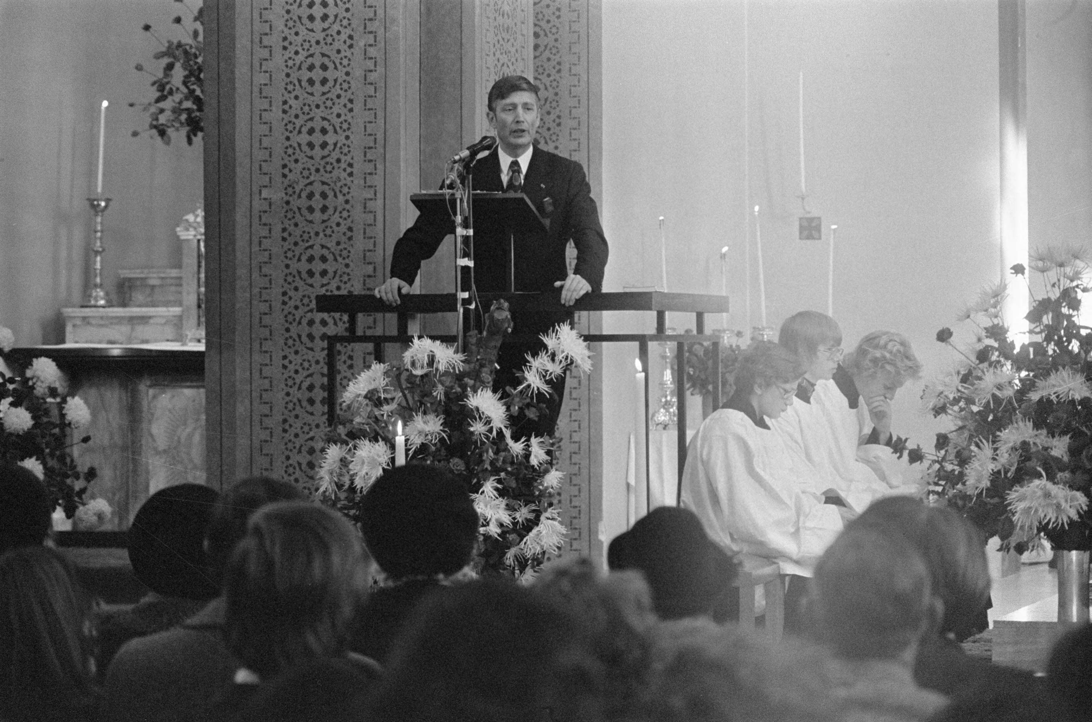 Fotocollectie Anefo — Minister Van Agt op de kansel in Zoetermeer — Foto: Verhoeff, Bert / Anefo. Licentie: Set B: Rechtenvrij / Publiek Domein. Bron: Nationaal Archief. http://hdl.handle.net/10648/ac8eecac-d0b4-102d-bcf8-003048976d84