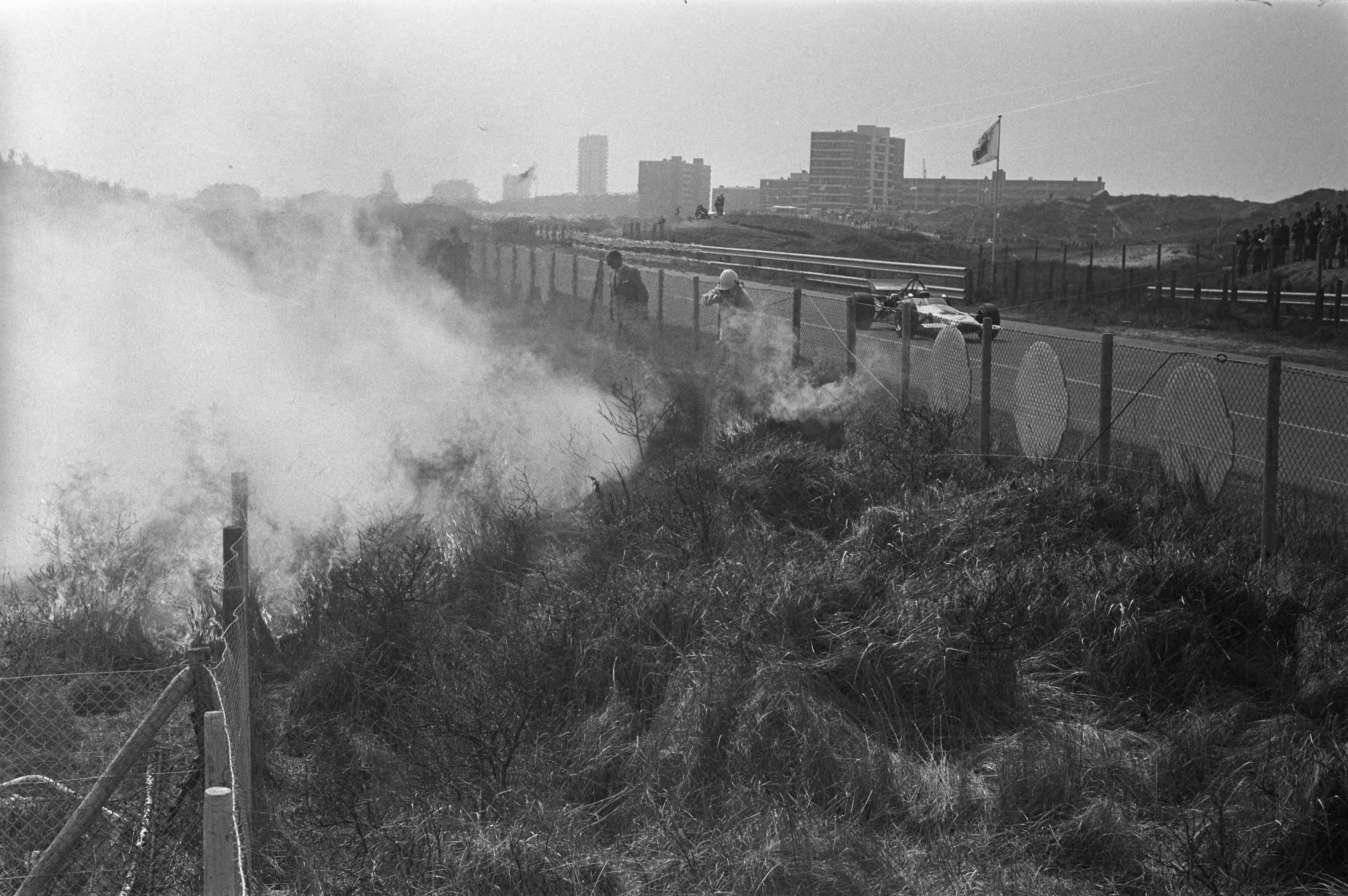 Formule 5000-races 1970 te Zandvoort — Duinbrandje tijdens de race — Foto: Fotograaf Onbekend / Anefo. Licentie: Set B: Rechtenvrij / Publiek Domein. Bron: Nationaal Archief. http://hdl.handle.net/10648/ab948dfc-d0b4-102d-bcf8-003048976d84