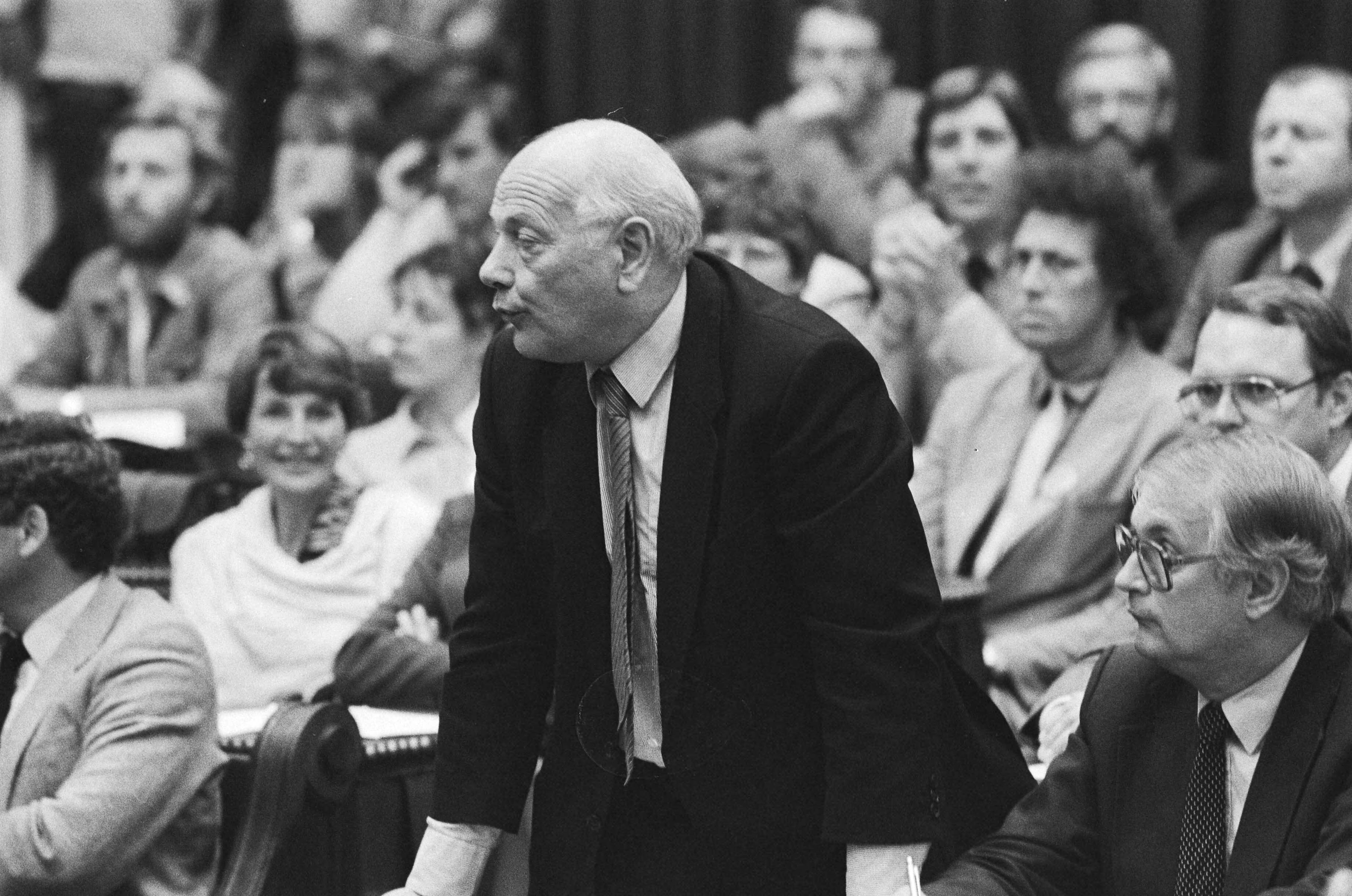 Eedaflegging door de nieuwgekozen Tweede Kamerleden — Den Uyl (PVDA) tijdens de belofte — Foto: Croes, Rob C. / Anefo. Licentie: Set B: Rechtenvrij / Publiek Domein. Bron: Nationaal Archief. http://hdl.handle.net/10648/ad1e7f0c-d0b4-102d-bcf8-003048976d84