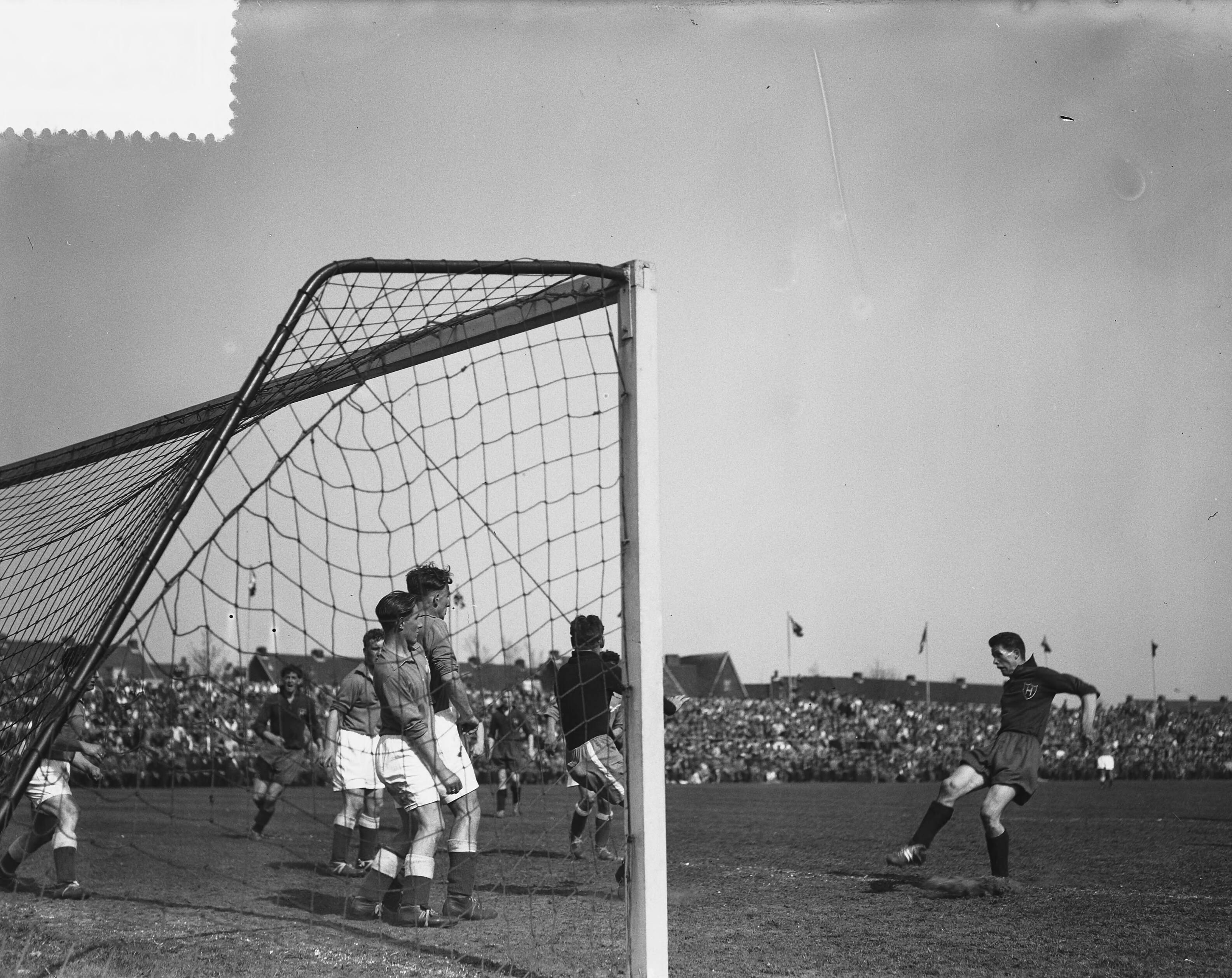 Fotocollectie Anefo — Voetbal Haarlem tegen Stormvogels — Foto: Bilsen, Joop van / Anefo. Licentie: Set B: Rechtenvrij / Publiek Domein. Bron: Nationaal Archief. http://hdl.handle.net/10648/a9219bbe-d0b4-102d-bcf8-003048976d84