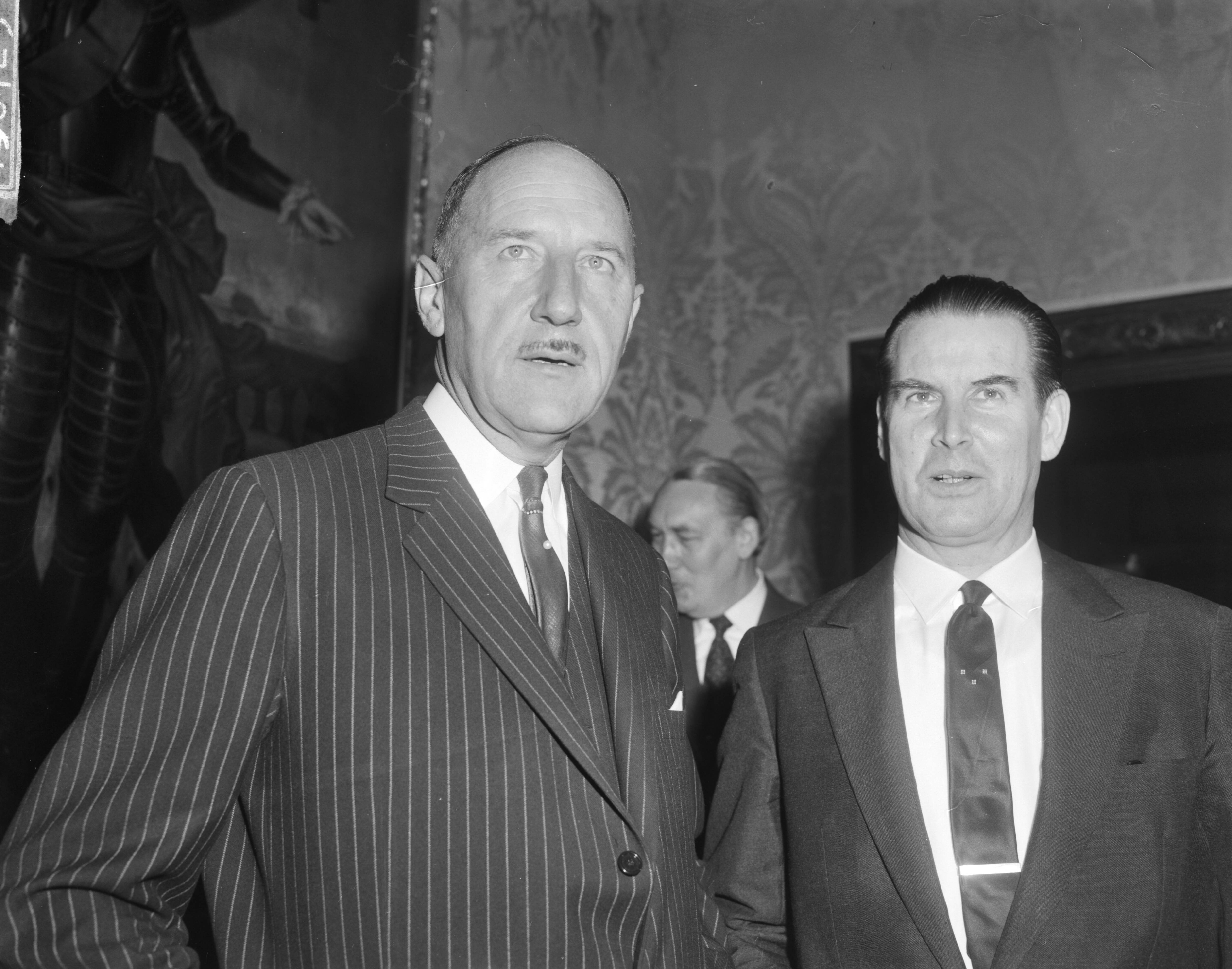Fotocollectie Anefo — Ministersconferentie van de West Europese Unie in Den Haag. Luns en Schröder (Duitsland) — Foto: Bilsen, Joop van / Anefo. Licentie: Set B: Rechtenvrij / Publiek Domein. Bron: Nationaal Archief. http://hdl.handle.net/10648/aa4b40ee-d0b4-102d-bcf8-003048976d84
