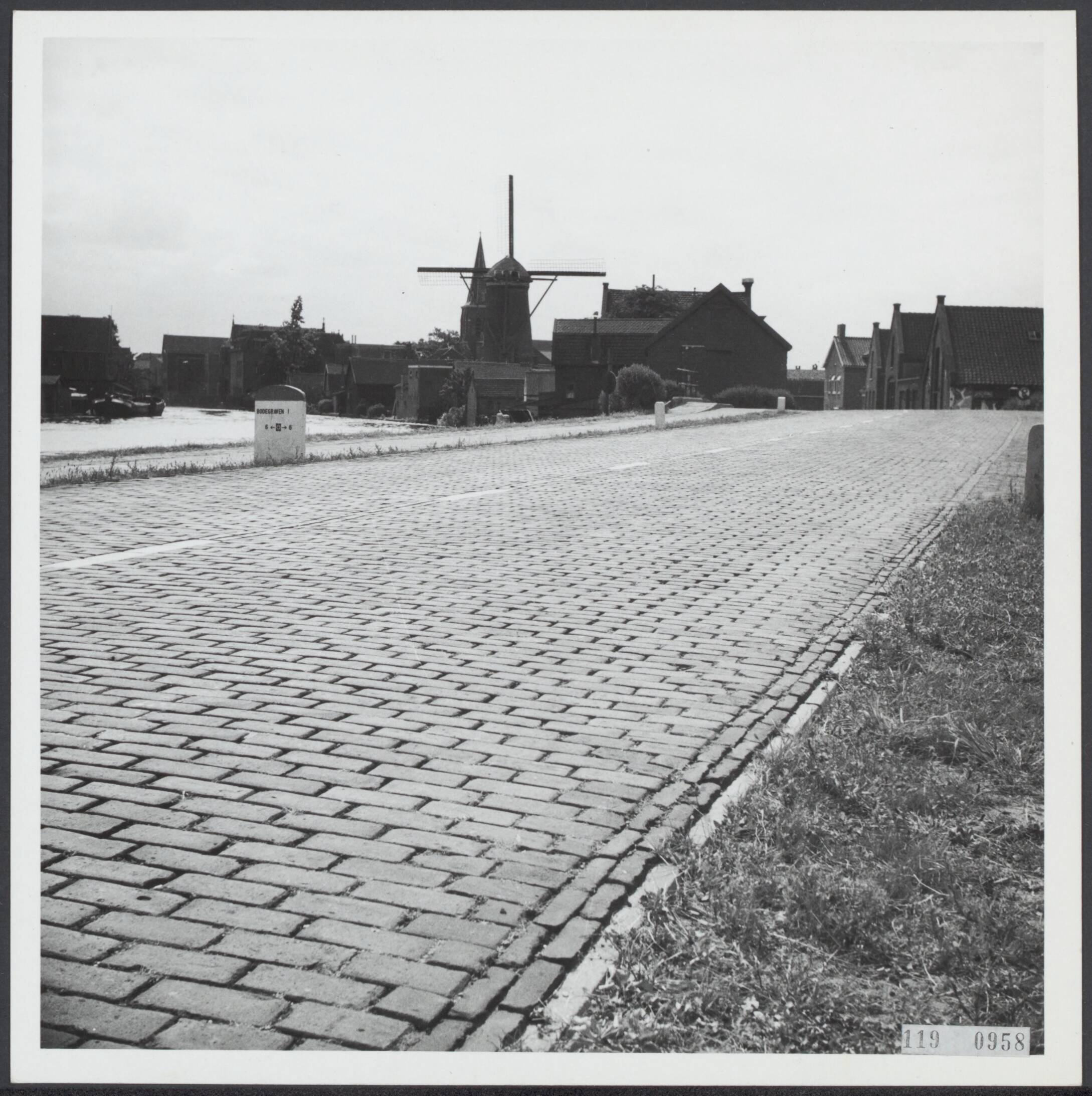 Fotocollectie Rijksvoorlichtingsdienst Eigen — Steenindustrie. Bestrating. Klinkerweg, Bodegraven (Z.H) — Foto: Rijksvoorlichtingsdienst (RVD). Licentie: Set B: Rechtenvrij / Publiek Domein. Bron: Nationaal Archief. http://hdl.handle.net/10648/af1e217c-d0b4-102d-bcf8-003048976d84