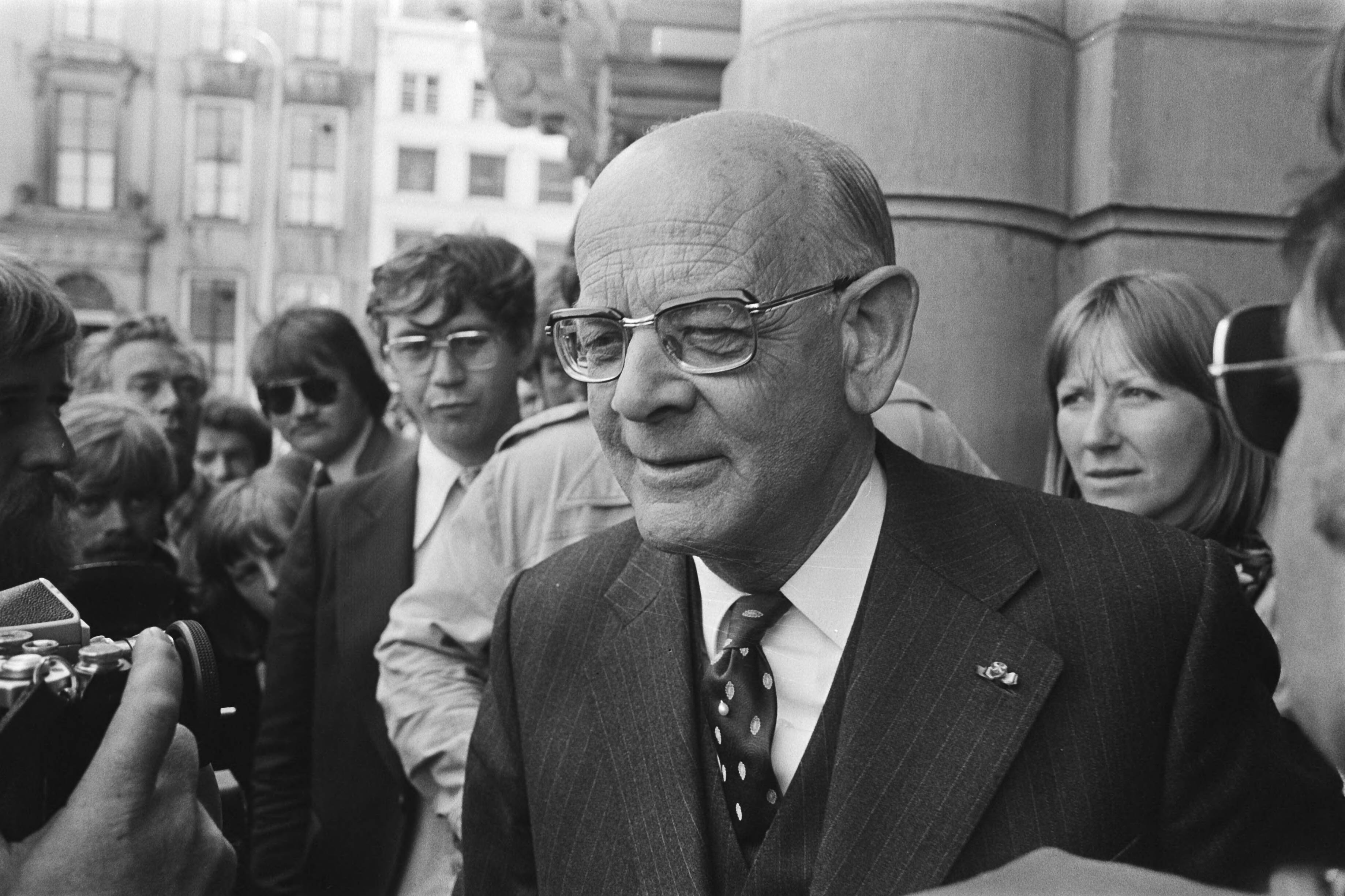 Fotocollectie Anefo — Persconferentie Den Uyl en Van Agt voor crisiscentrum in Den Haag ; minister De Gaay Fortman verlaat crisiscentrum — Foto: Croes, Rob C. / Anefo. Licentie: Set B: Rechtenvrij / Publiek Domein. Bron: Nationaal Archief. http://hdl.handle.net/10648/ac9cbaa8-d0b4-102d-bcf8-003048976d84