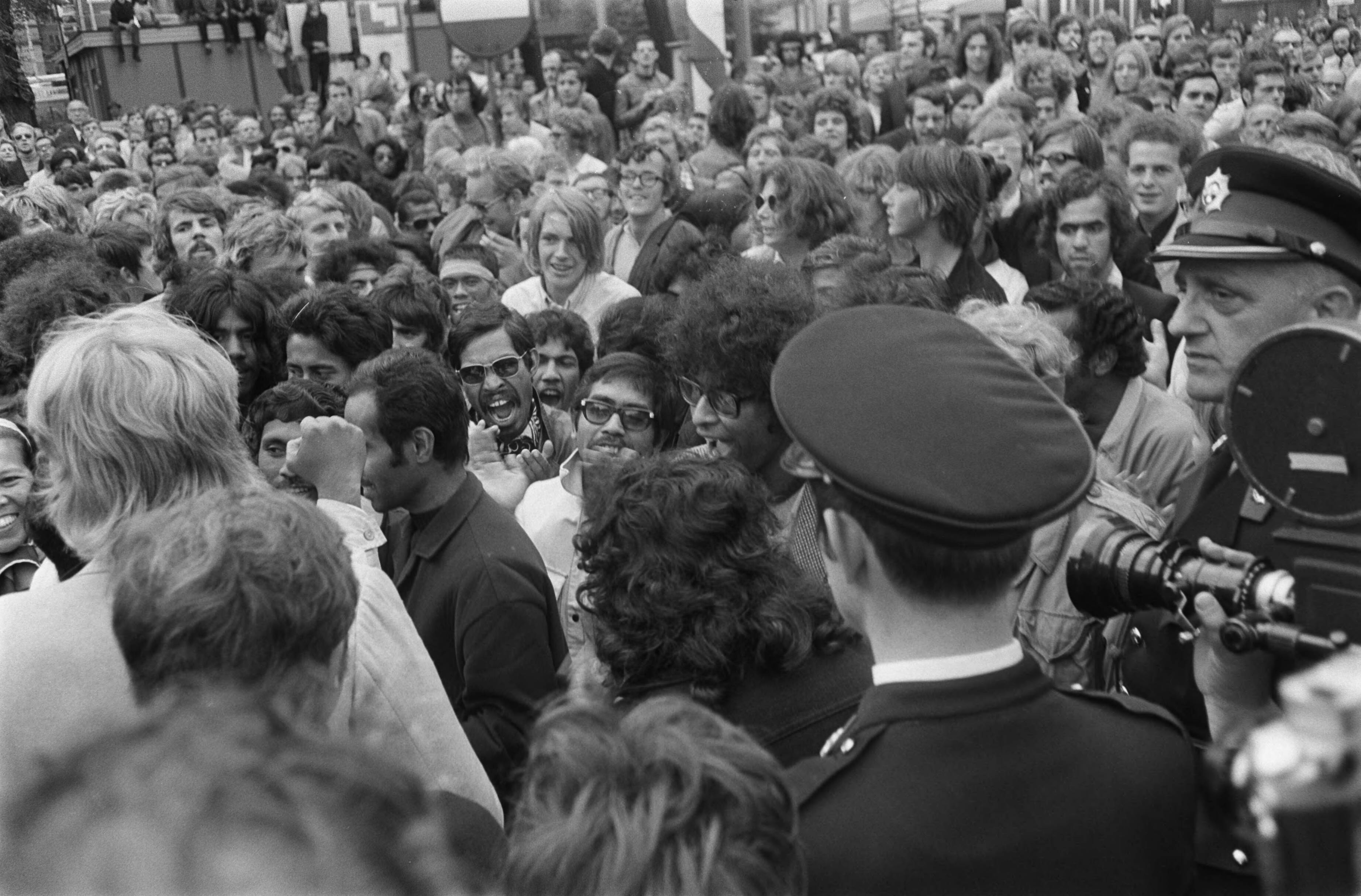 Fotocollectie Anefo — Demonstrerende Zuid-Molukkers worden door politie weggestuurd op Buitenhof, Den Haag — Foto: Koch, Eric / Anefo. Licentie: Set B: Rechtenvrij / Publiek Domein. Bron: Nationaal Archief. http://hdl.handle.net/10648/aba22c5a-d0b4-102d-bcf8-003048976d84