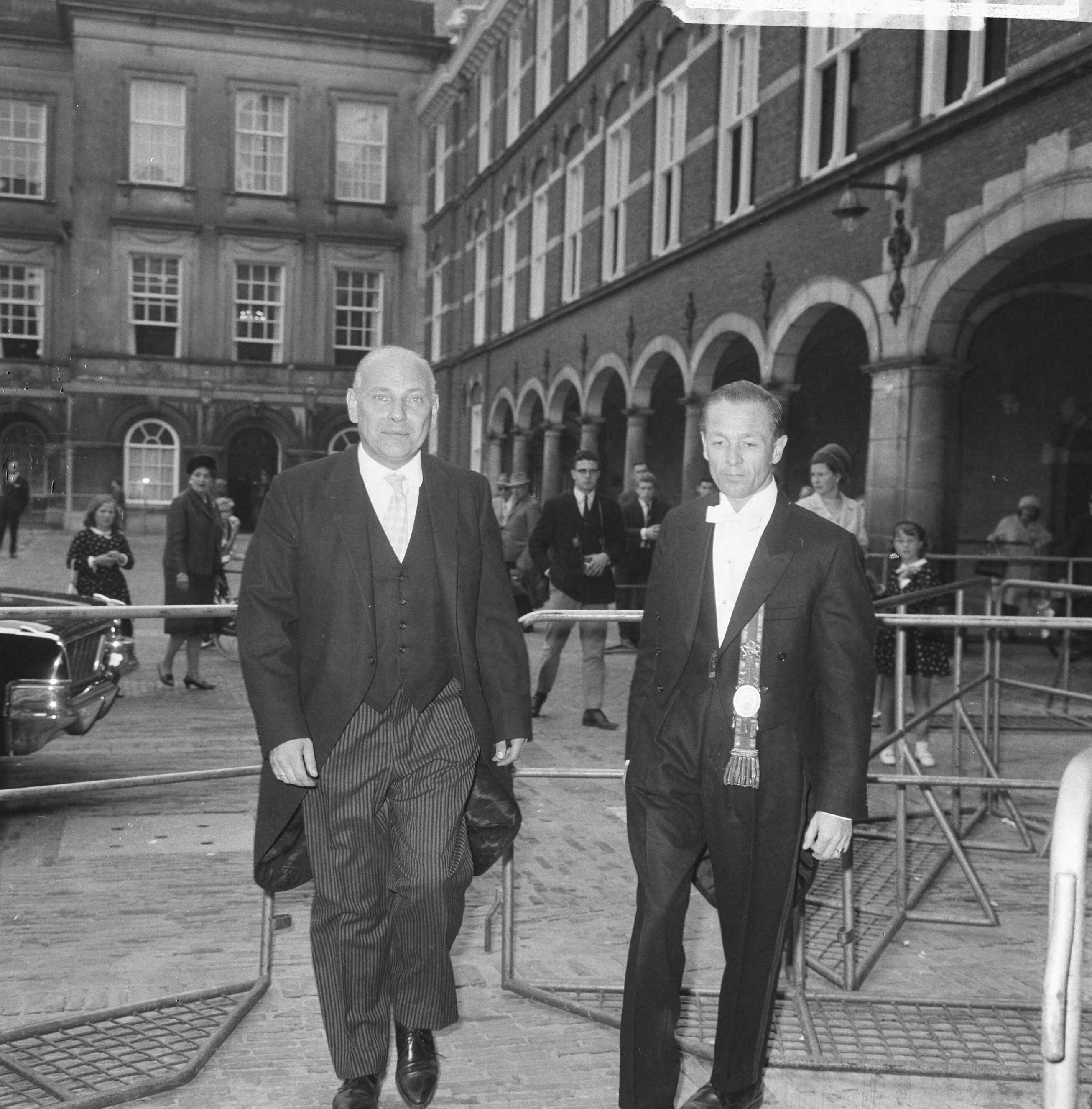 Prinsjesdag 1965 — Derde dinsdag in September, de minister van Economische Zaken, J. den Uyl — Foto: Nijs, Jac. de / Anefo. Licentie: Set B: Rechtenvrij / Publiek Domein. Bron: Nationaal Archief. http://hdl.handle.net/10648/aac18fec-d0b4-102d-bcf8-003048976d84