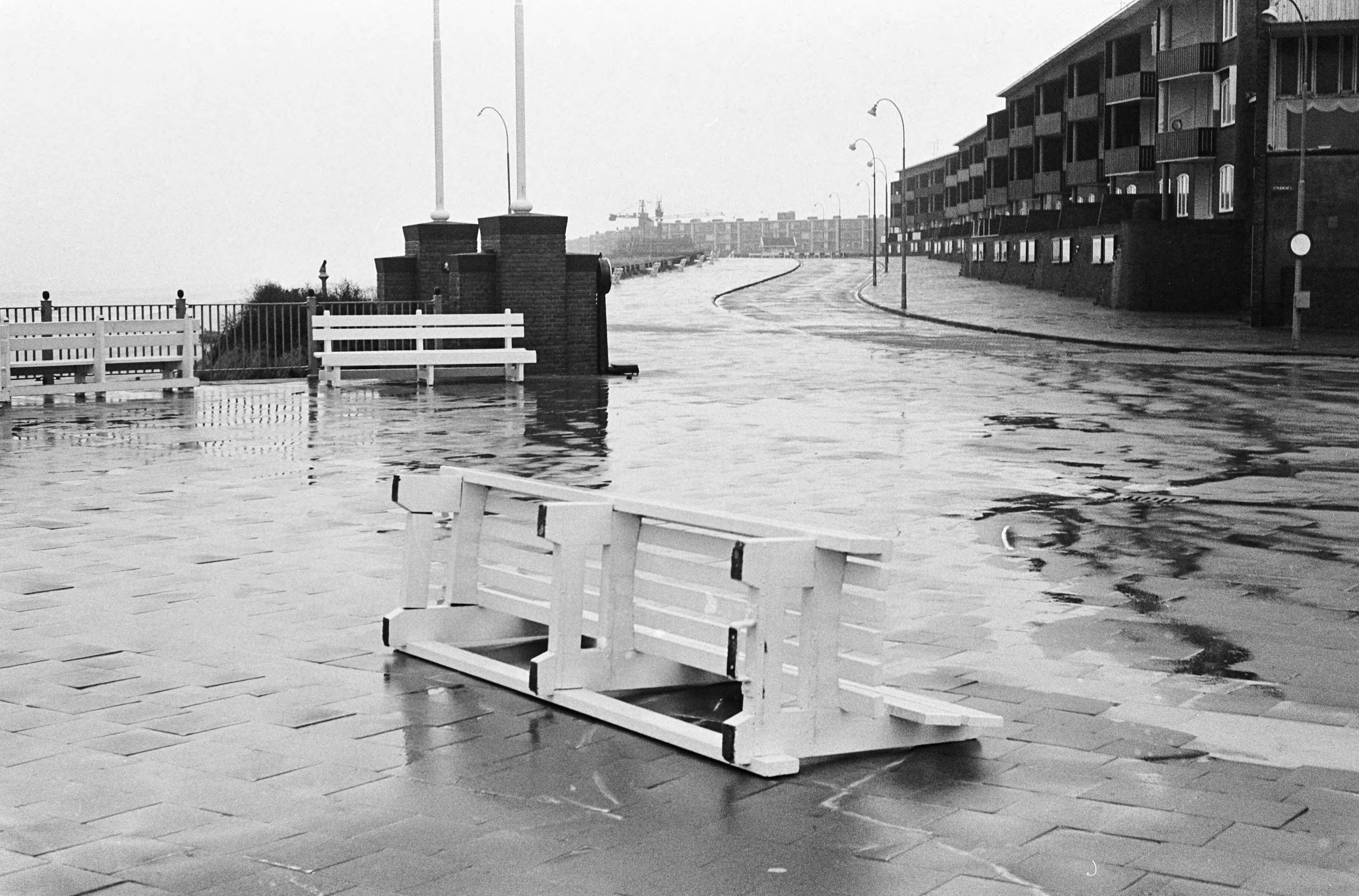 Fotocollectie Anefo — Windkracht 9. Op de boulevard van Zandvoort lagen vele banken omver — Foto: Pot, Harry / Anefo. Licentie: Set B: Rechtenvrij / Publiek Domein. Bron: Nationaal Archief. http://hdl.handle.net/10648/aa4e688c-d0b4-102d-bcf8-003048976d84