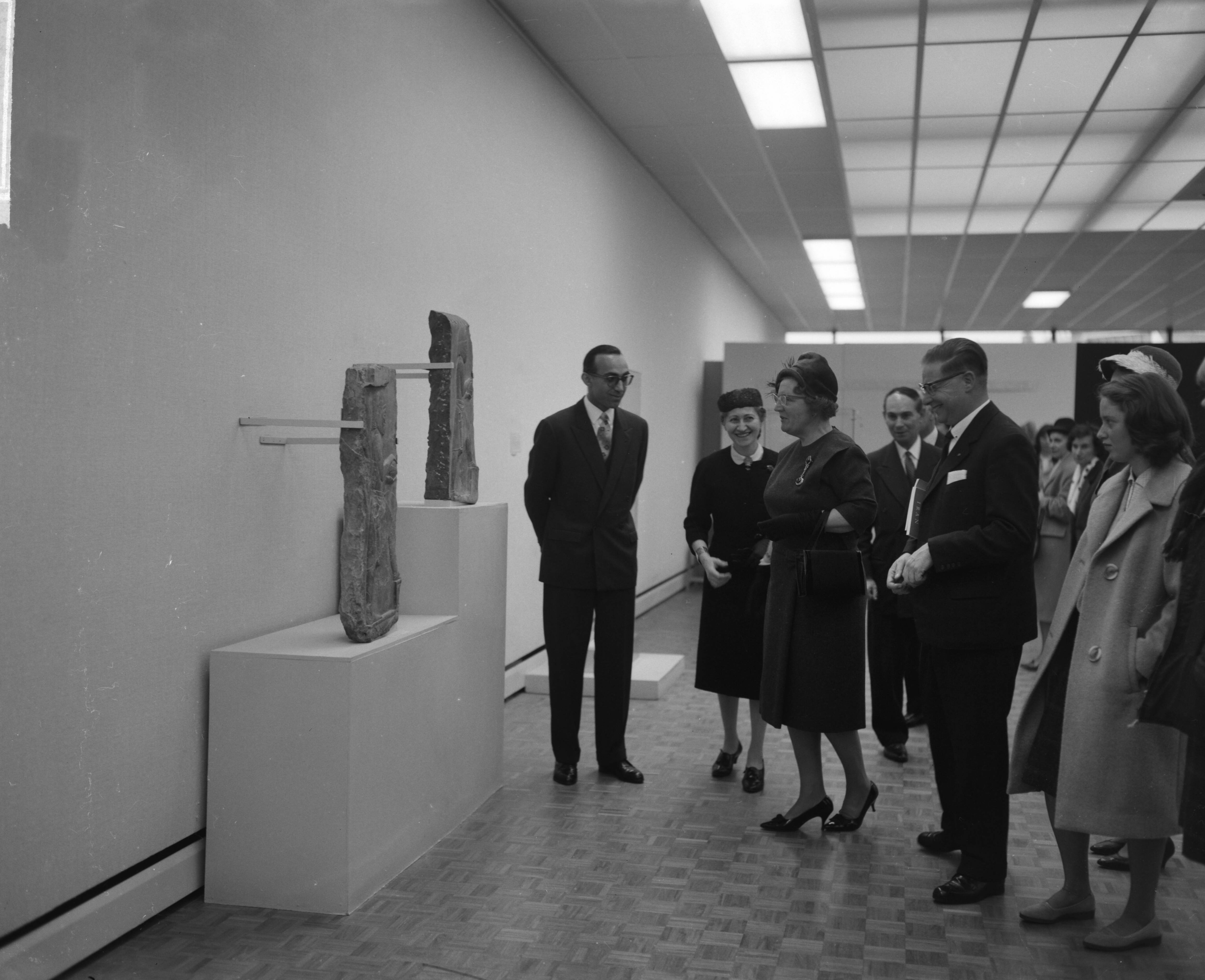 Fotocollectie Anefo — Koningin Juliana brengt een bezoek aan de tentoonstelling 7000 jaar Perzische Kunst te Den Haag, Tijdens de rondgang, vlnr. dr. Ferydoun, mevr. Moghun, de Koningin en Louis Wijsenbeek (directeur) — Foto: Bilsen, Joop van / Anefo. Licentie: Set B: Rechtenvrij / Publiek Domein. Bron: Nationaal Archief. http://hdl.handle.net/10648/aa1dc0a6-d0b4-102d-bcf8-003048976d84