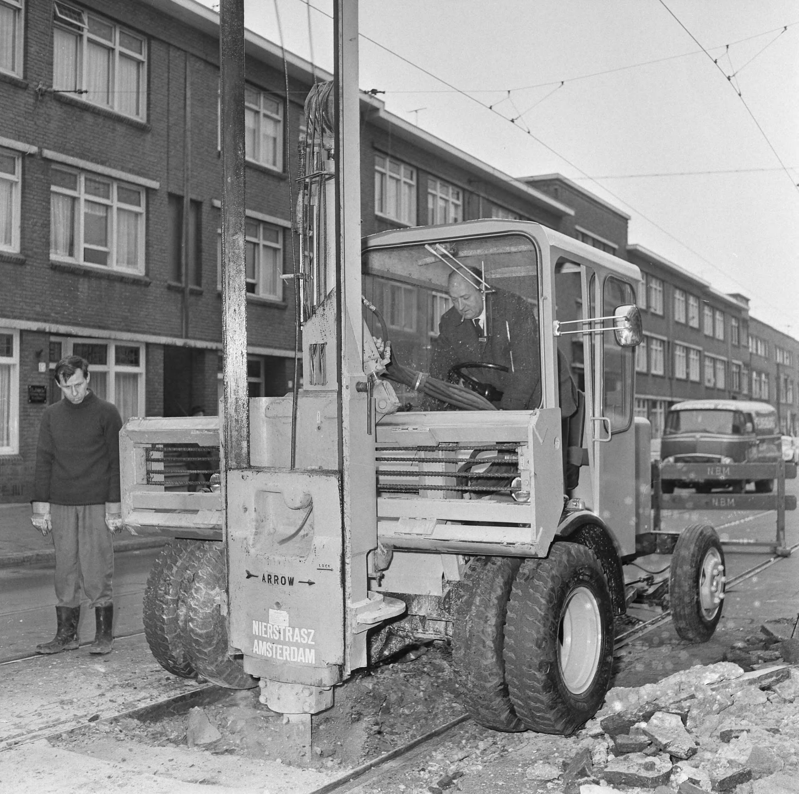Fotocollectie Anefo — Opdracht Nierstratz, betonsplijtmachine in Den Haag — Foto: Voets, Jan / Anefo. Licentie: Set B: Rechtenvrij / Publiek Domein. Bron: Nationaal Archief. http://hdl.handle.net/10648/aae075a6-d0b4-102d-bcf8-003048976d84