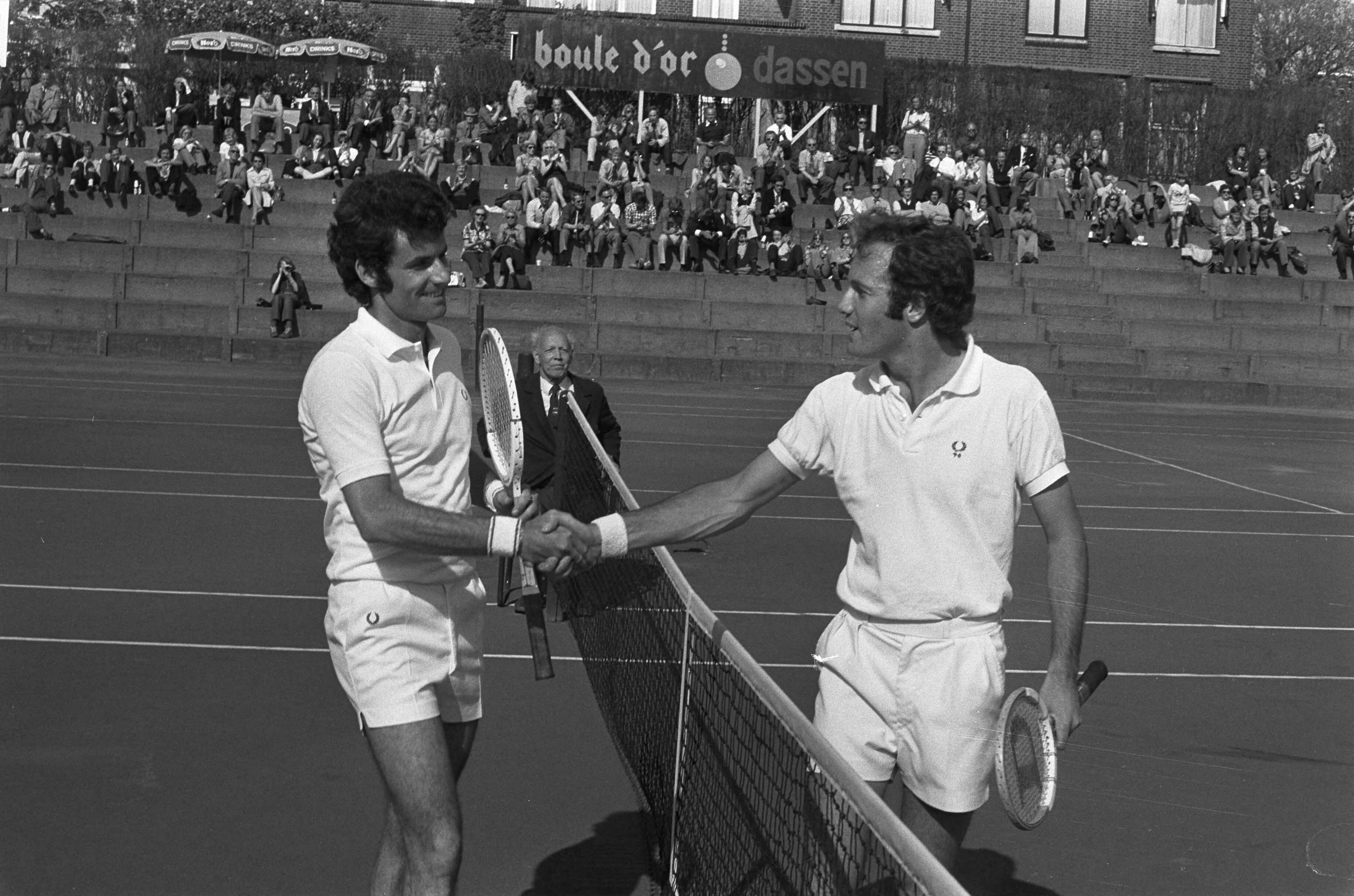 Fotocollectie Anefo — Tennis Davis-Cup Nederland tegen Roemenie te Den Haag , Ovics (links) en Okker — Foto: Verhoeff, Bert / Anefo. Licentie: Set B: Rechtenvrij / Publiek Domein. Bron: Nationaal Archief. http://hdl.handle.net/10648/ac2cb244-d0b4-102d-bcf8-003048976d84