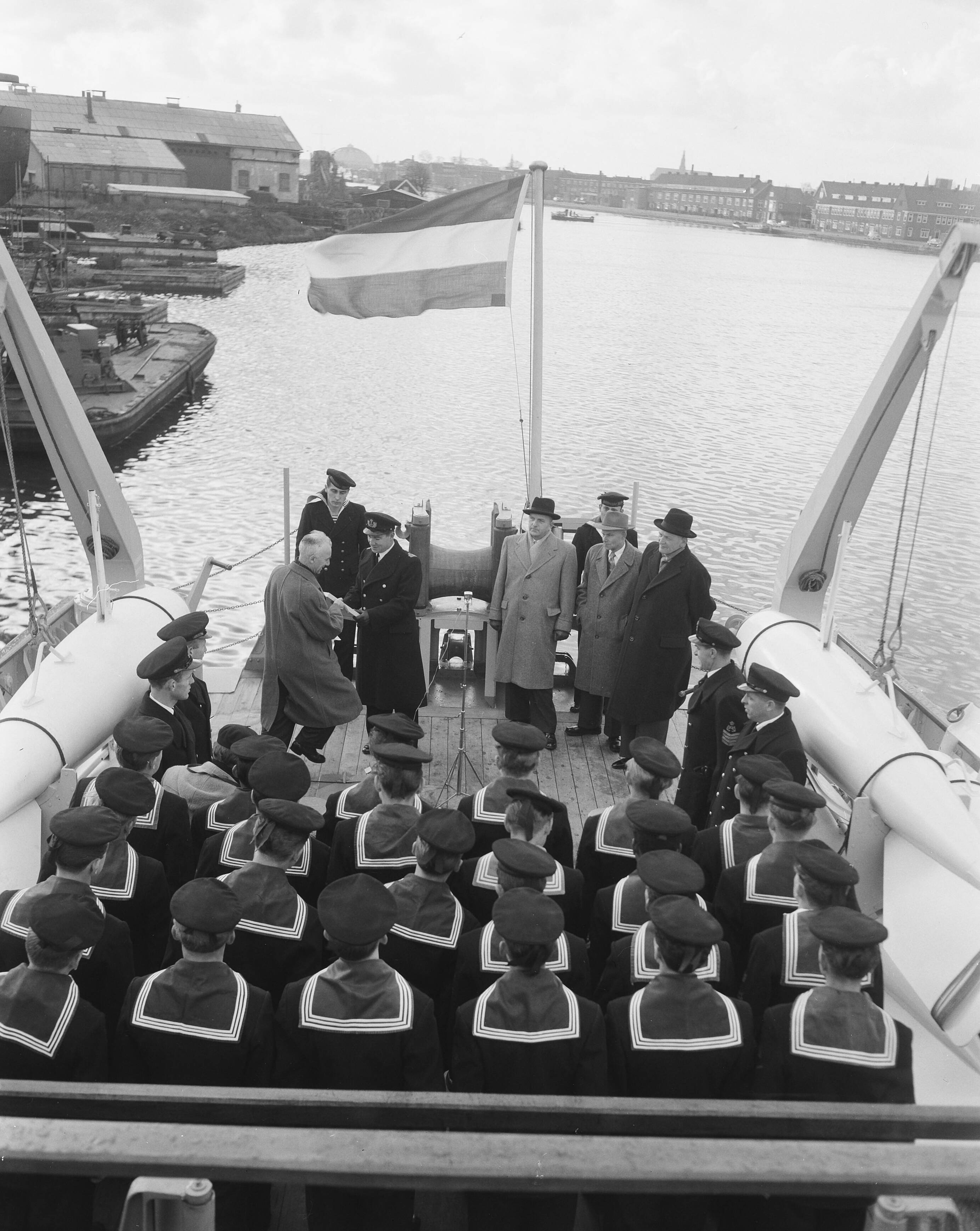 Fotocollectie Anefo — Indienststelling mijnenveger Hr. Ms. "Meppel" bij de Haarlemse Scheepsbouw Maatschappij — Foto: Pot, Harry / Anefo. Licentie: Set B: Rechtenvrij / Publiek Domein. Bron: Nationaal Archief. http://hdl.handle.net/10648/a95365cc-d0b4-102d-bcf8-003048976d84
