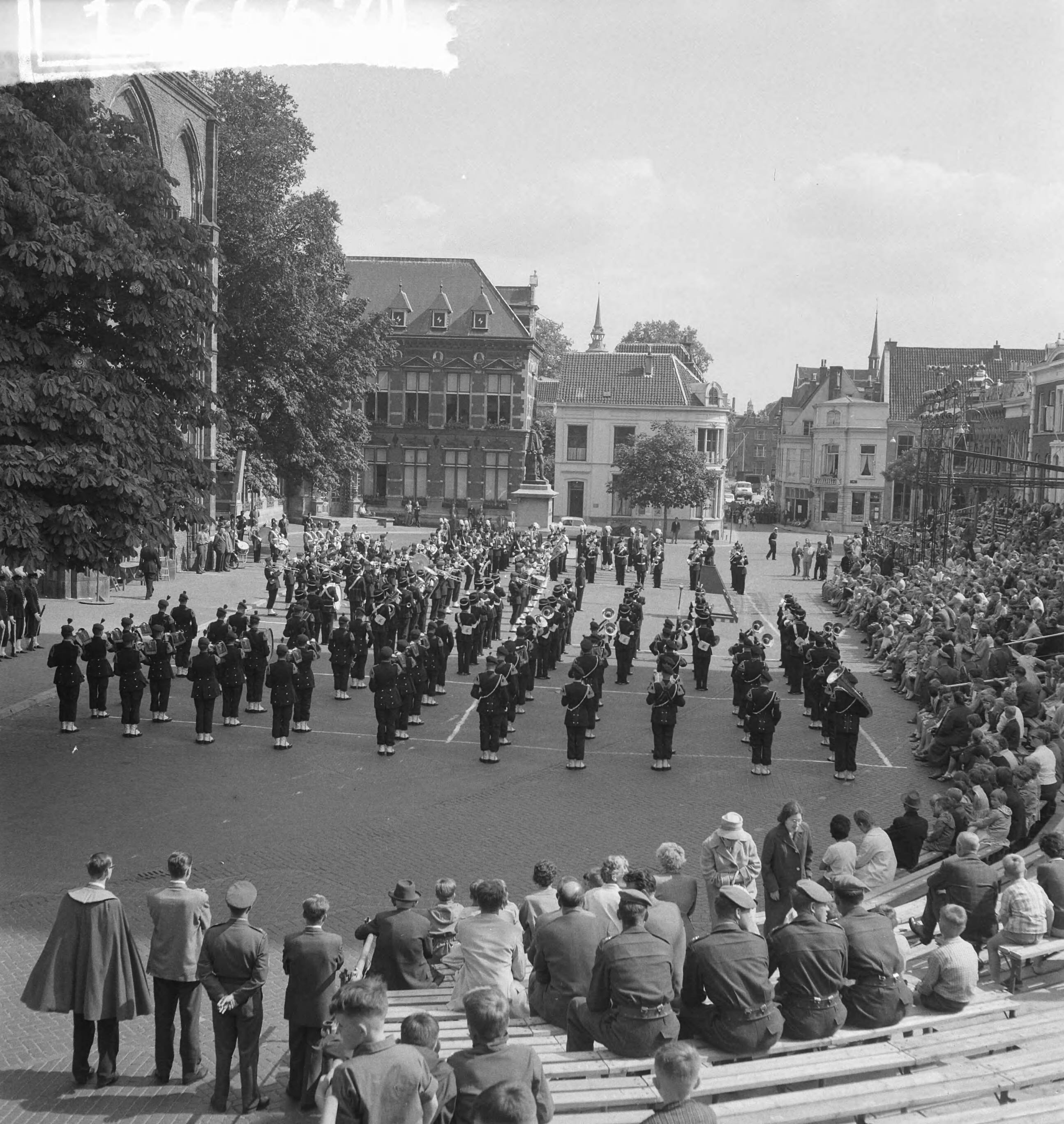 Fotocollectie Anefo — Taptoe in Utrecht. Op het Domplein — Foto: Koch, Eric / Anefo. Licentie: Set B: Rechtenvrij / Publiek Domein. Bron: Nationaal Archief. http://hdl.handle.net/10648/a9da9a88-d0b4-102d-bcf8-003048976d84