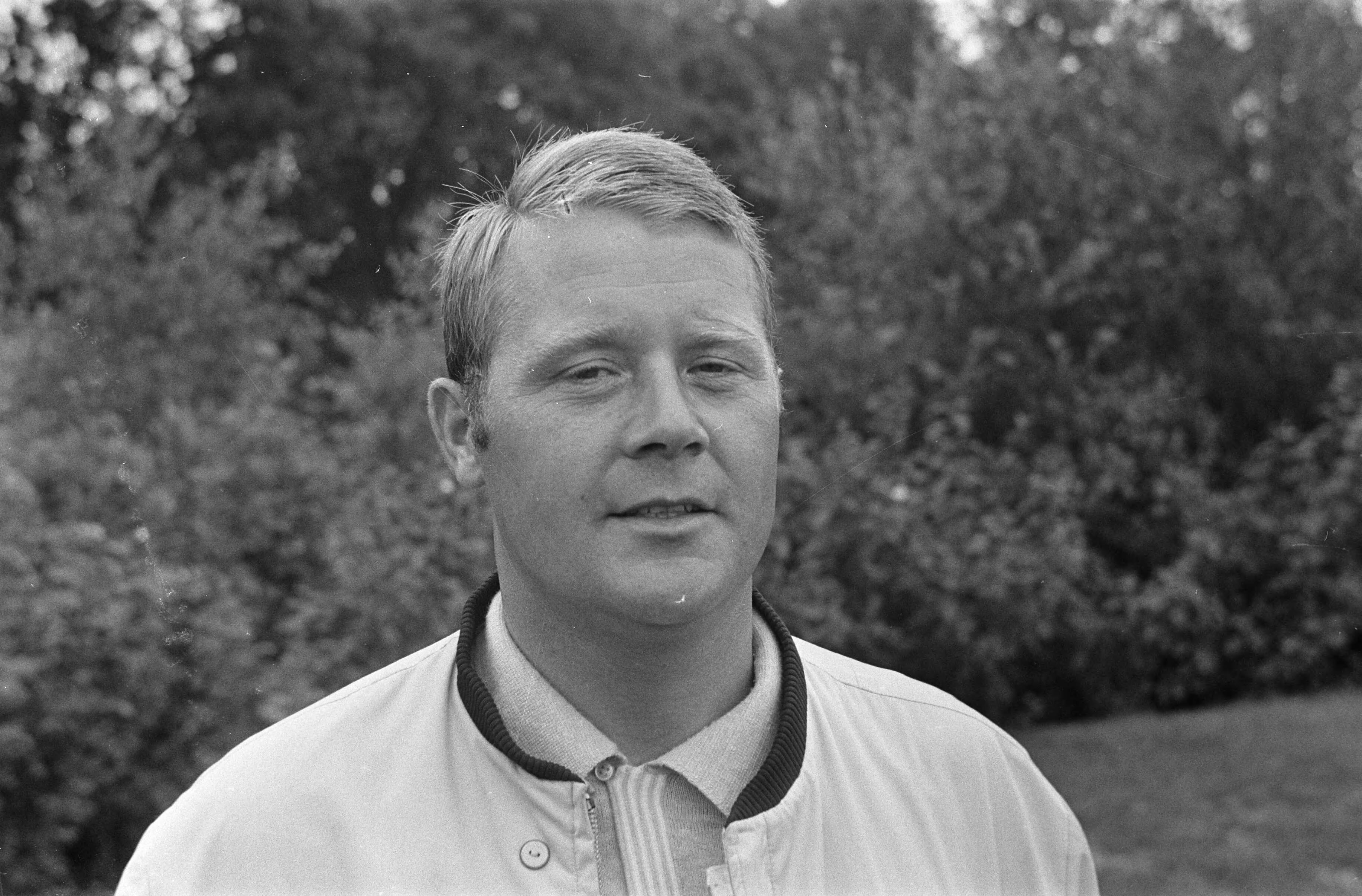 Nederlandse Zwemkampioenschappen te Breda — Jaap Ploeg, trainer van Roger van Hamburg — Foto: Fotograaf Onbekend / Anefo. Licentie: Set B: Rechtenvrij / Publiek Domein. Bron: Nationaal Archief. http://hdl.handle.net/10648/ab745e10-d0b4-102d-bcf8-003048976d84