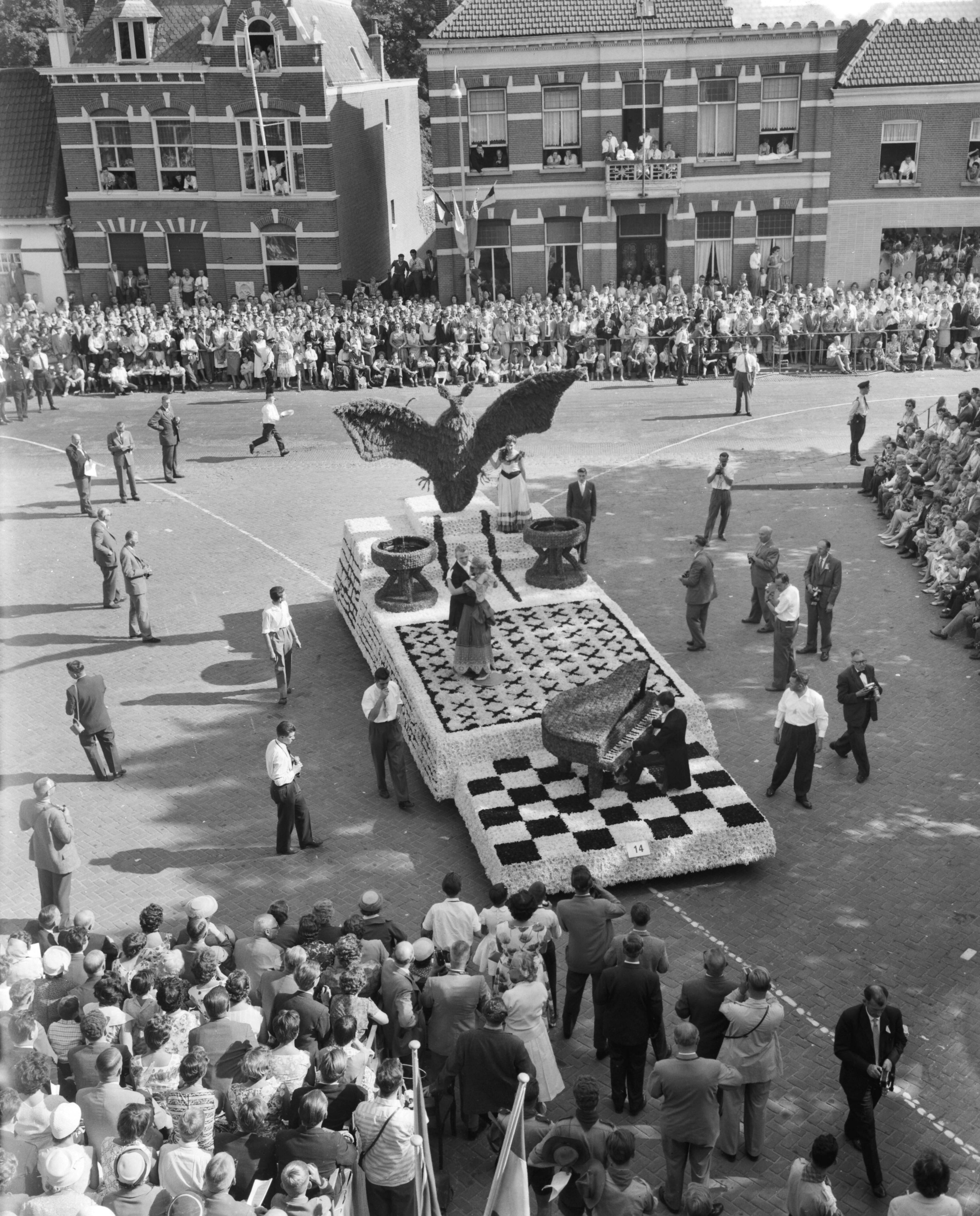 Fotocollectie Anefo — Bloemencorso in Zundert — Foto: Pot, Harry / Anefo. Licentie: Set B: Rechtenvrij / Publiek Domein. Bron: Nationaal Archief. http://hdl.handle.net/10648/a99cf2aa-d0b4-102d-bcf8-003048976d84