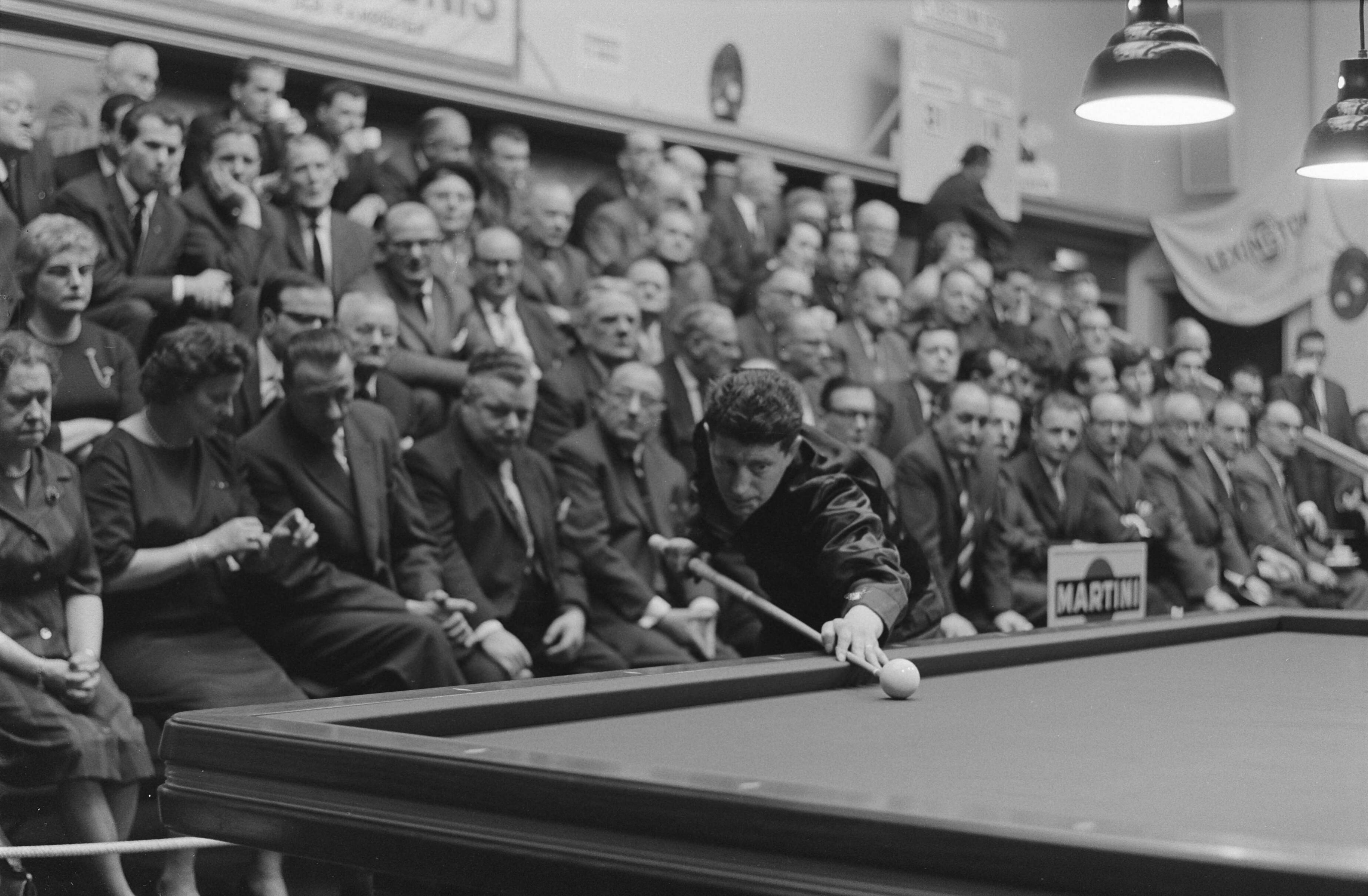 Kampioenschap van Nederlandse Ereklasse Driebanden in Hof van Holland te Hilversum — Nederlands kampioenschap Ereklasse Driebanden in het Hof van Holland te Hilversum begonnen. Tiest Brosens aan stoot — Foto: Fotograaf Onbekend / Anefo. Licentie: Set B: Rechtenvrij / Publiek Domein. Bron: Nationaal Archief. http://hdl.handle.net/10648/aa2ac0f8-d0b4-102d-bcf8-003048976d84
