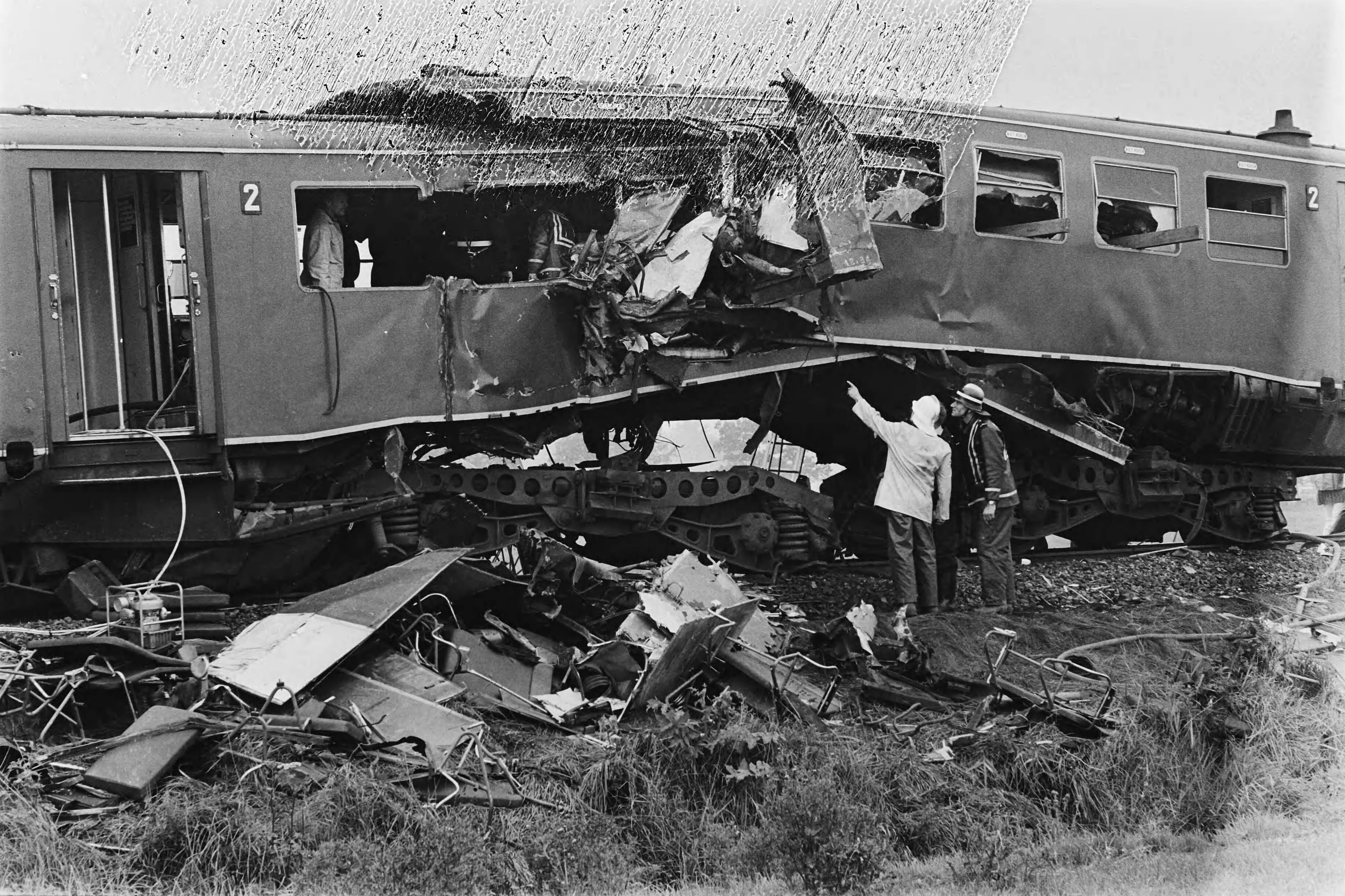 Treinramp te Sauwerd — Beeld van de schade — Foto: Pereira, Fernando / Anefo. Licentie: Set B: Rechtenvrij / Publiek Domein. Bron: Nationaal Archief. http://hdl.handle.net/10648/ace48f72-d0b4-102d-bcf8-003048976d84