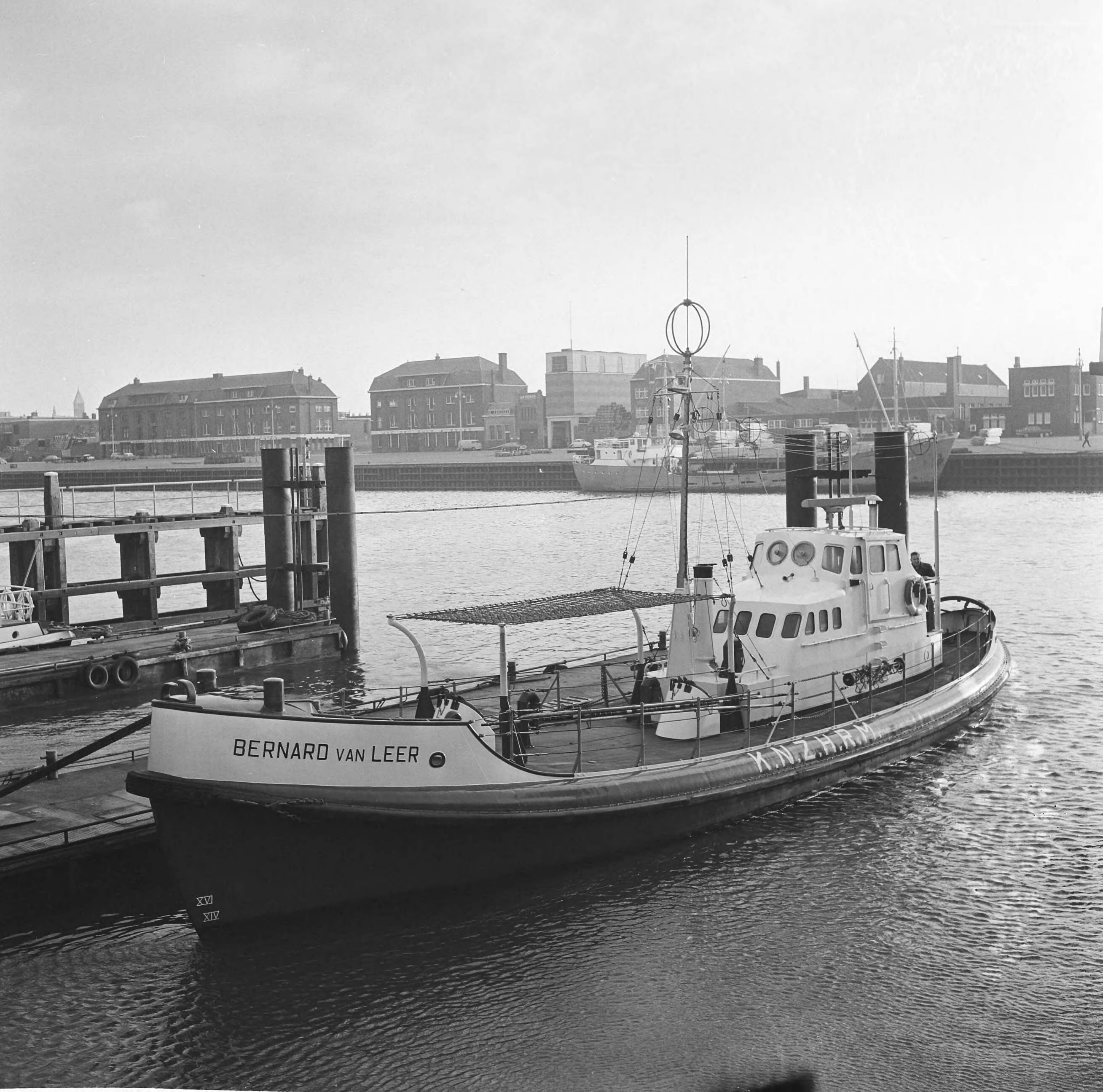 Fotocollectie Anefo — Proeftocht van de "Bernard van Leer," de nieuwe reddingsboot van de K.Z.H.M.R.S.; de nieuwe reddingsboot aan de steiger in Scheveningen — Foto: Voets, Jan / Anefo. Licentie: Set B: Rechtenvrij / Publiek Domein. Bron: Nationaal Archief. http://hdl.handle.net/10648/aad12768-d0b4-102d-bcf8-003048976d84