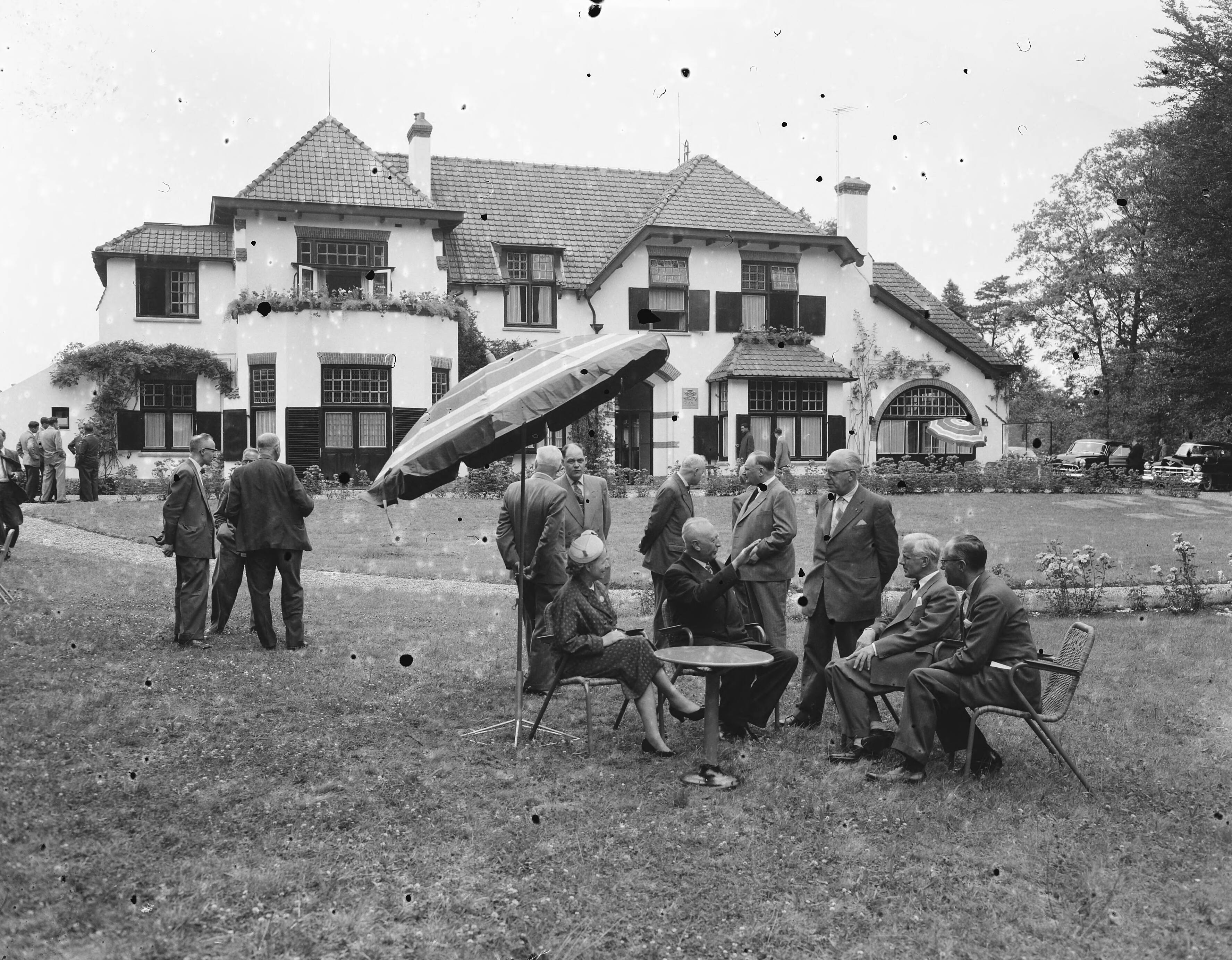 Fotocollectie Anefo — Opening "Zonnehoef" te Blaricum, rusthuis voor Amsterdamse gepensioneerden — Foto: Noske, J.D. / Anefo. Licentie: Set B: Rechtenvrij / Publiek Domein. Bron: Nationaal Archief. http://hdl.handle.net/10648/a9389472-d0b4-102d-bcf8-003048976d84