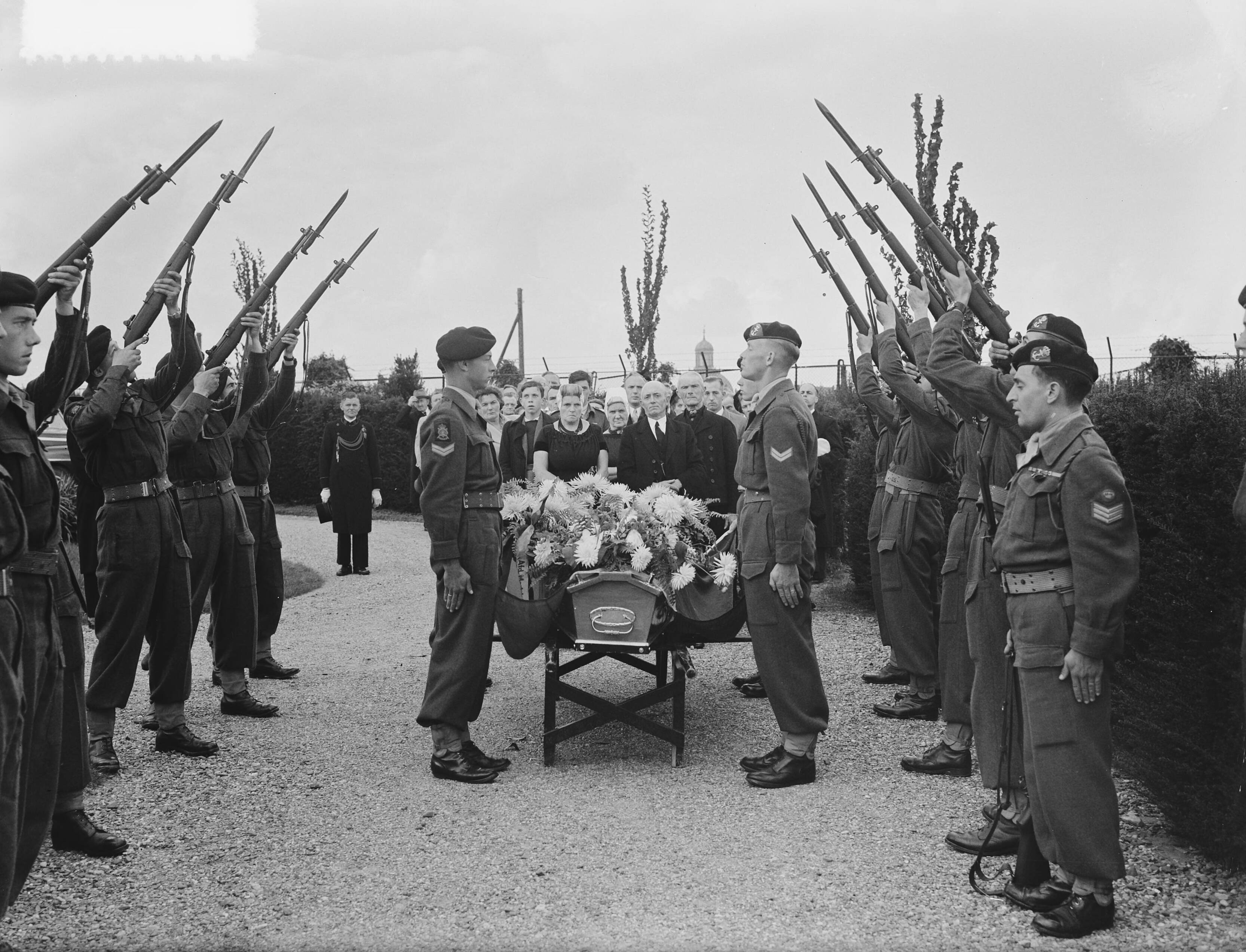 Marine begrafenis Adriaanse te Middelburg — Foto: Pot, Harry / Anefo. — Licentie: Set B: Rechtenvrij / Publiek Domein. Bron: Nationaal Archief. http://hdl.handle.net/10648/a8efabcc-d0b4-102d-bcf8-003048976d84